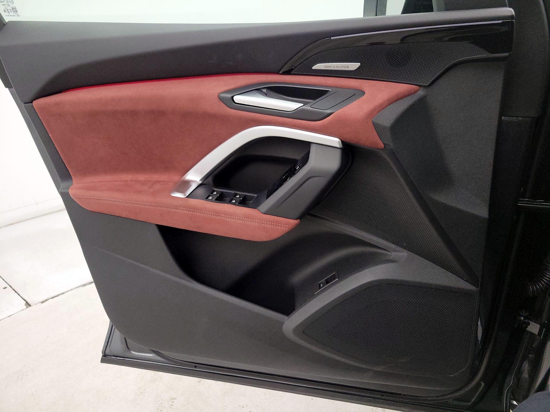 Thumbnail: 2025 Audi SQ5 - 12