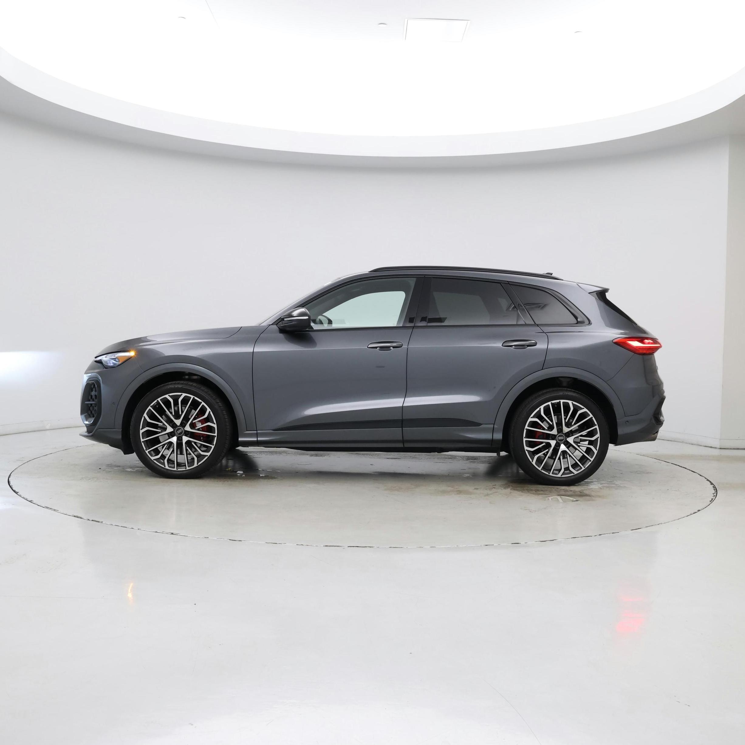 Thumbnail: 2025 Audi SQ5 - 3