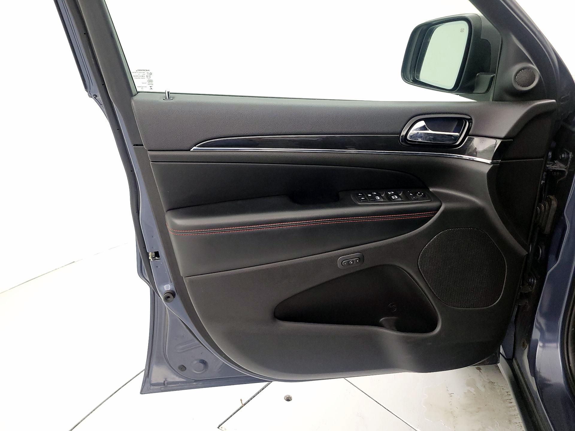 Thumbnail: 2019 Jeep Grand Cherokee - 12