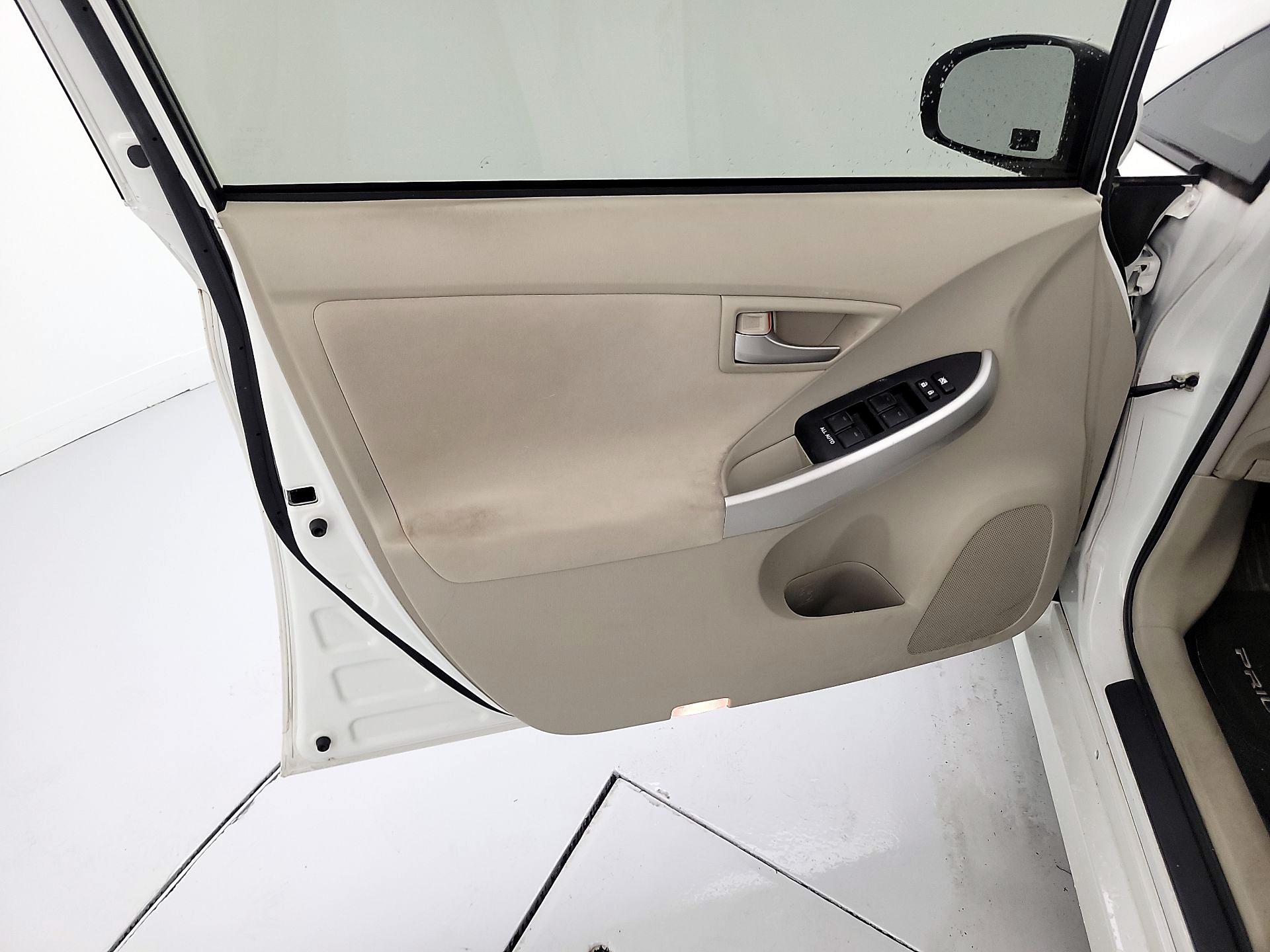 Thumbnail: 2015 Toyota Prius - 12