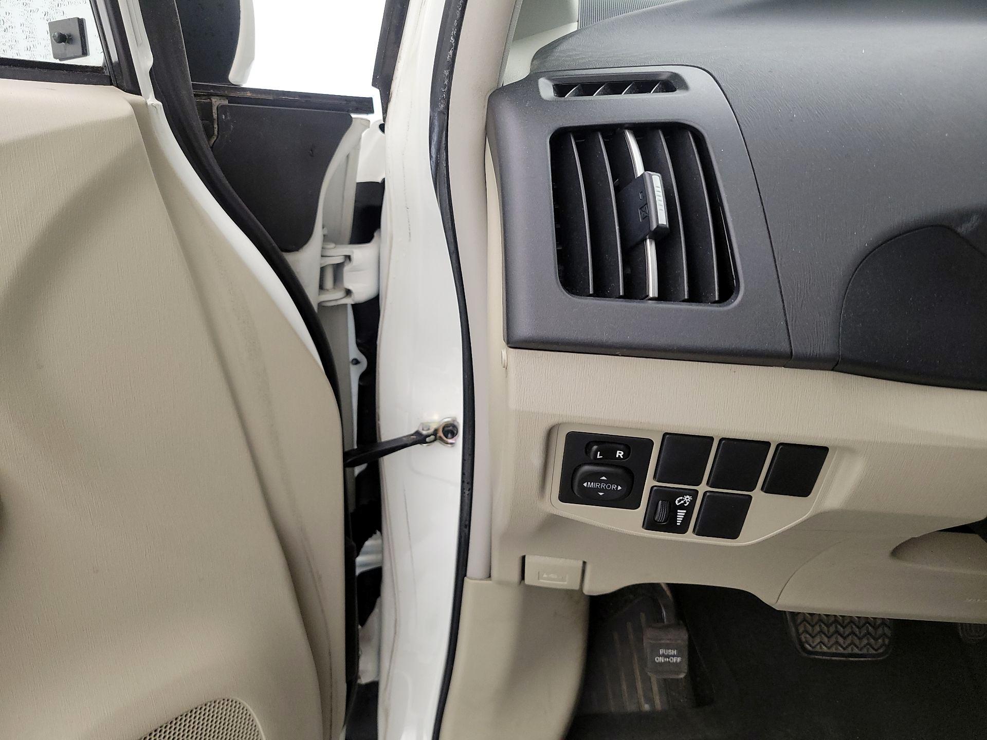 Thumbnail: 2015 Toyota Prius - 13