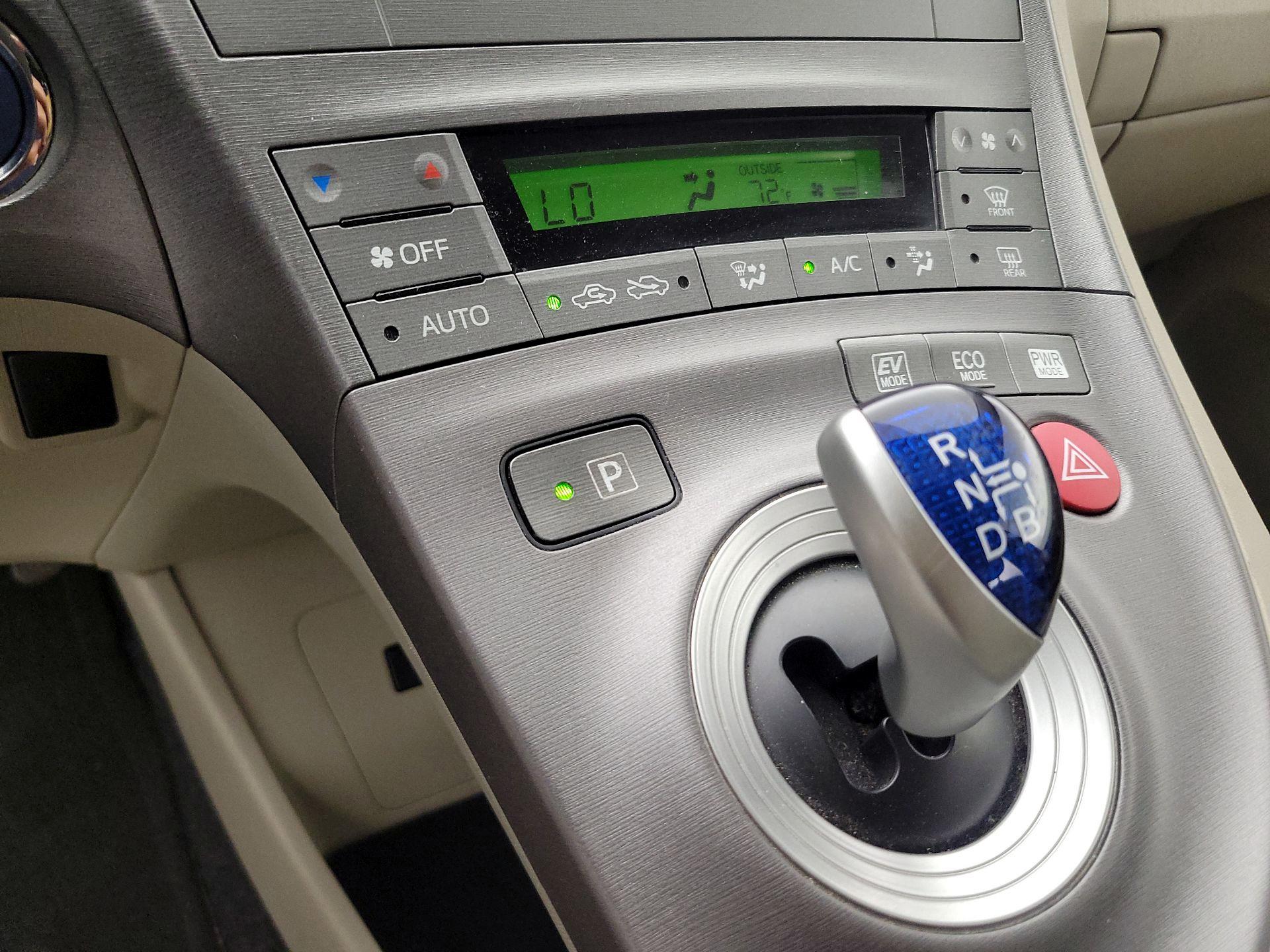 Thumbnail: 2015 Toyota Prius - 16