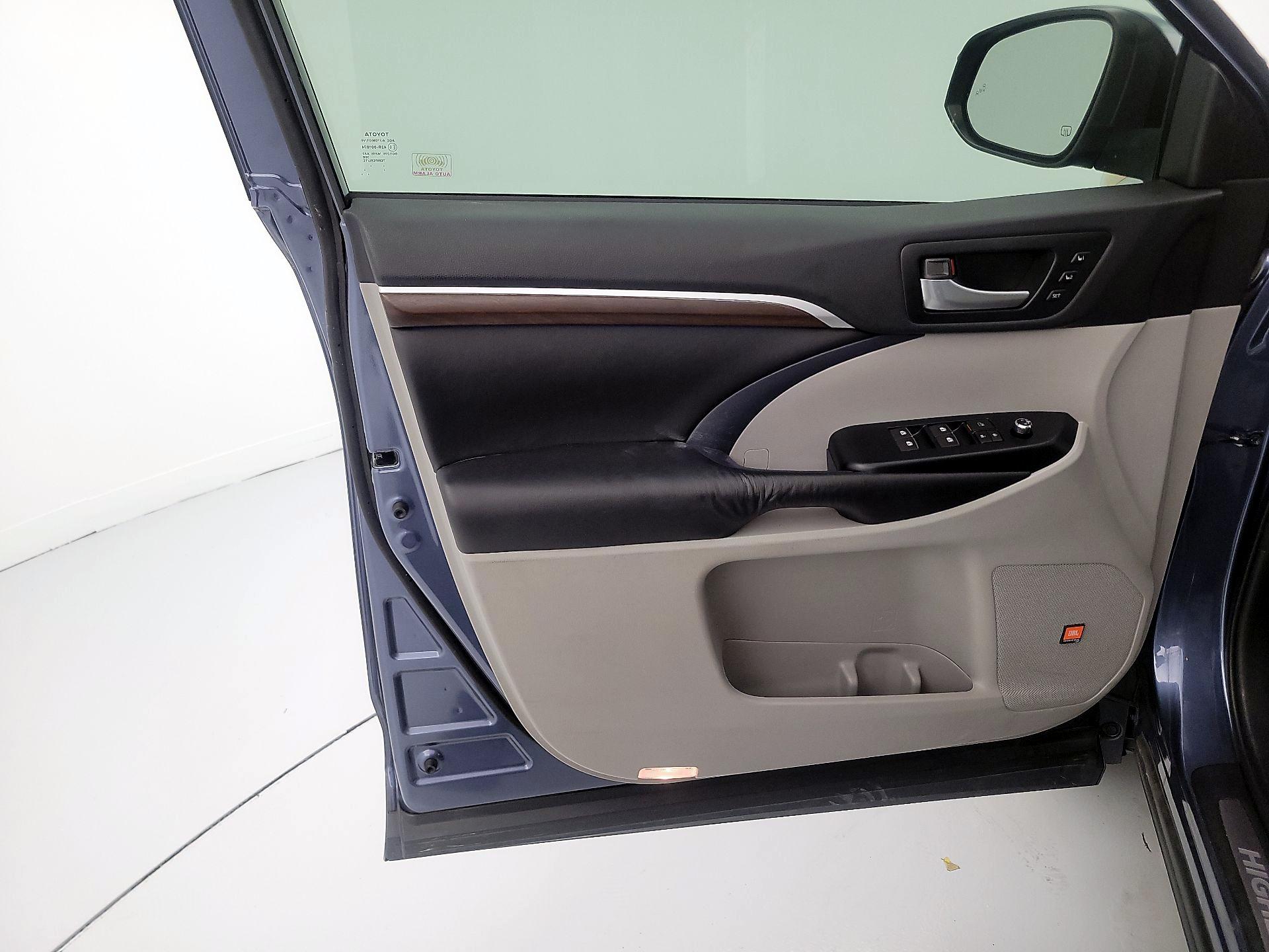 Thumbnail: 2015 Toyota Highlander - 12