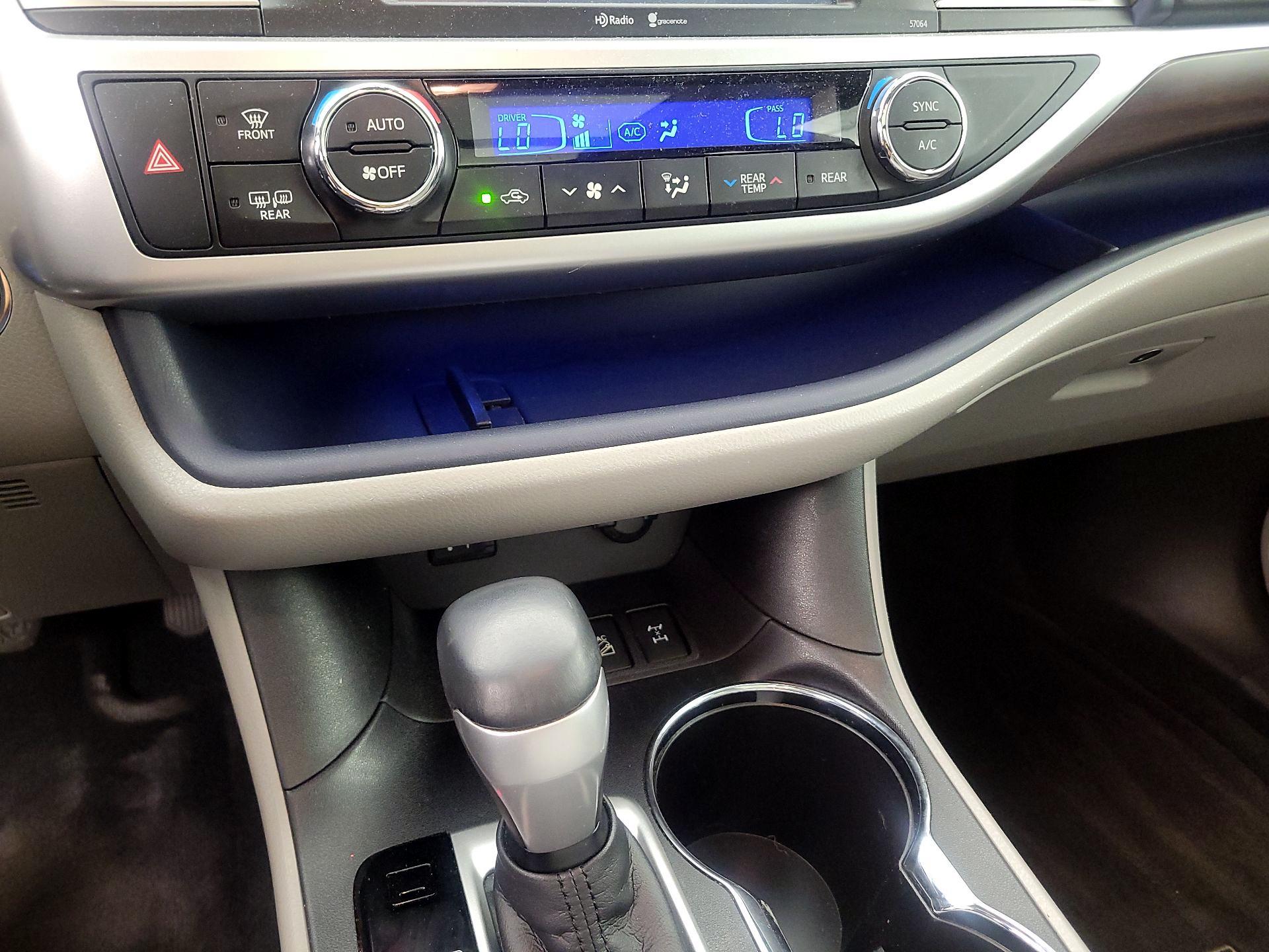 Thumbnail: 2015 Toyota Highlander - 17