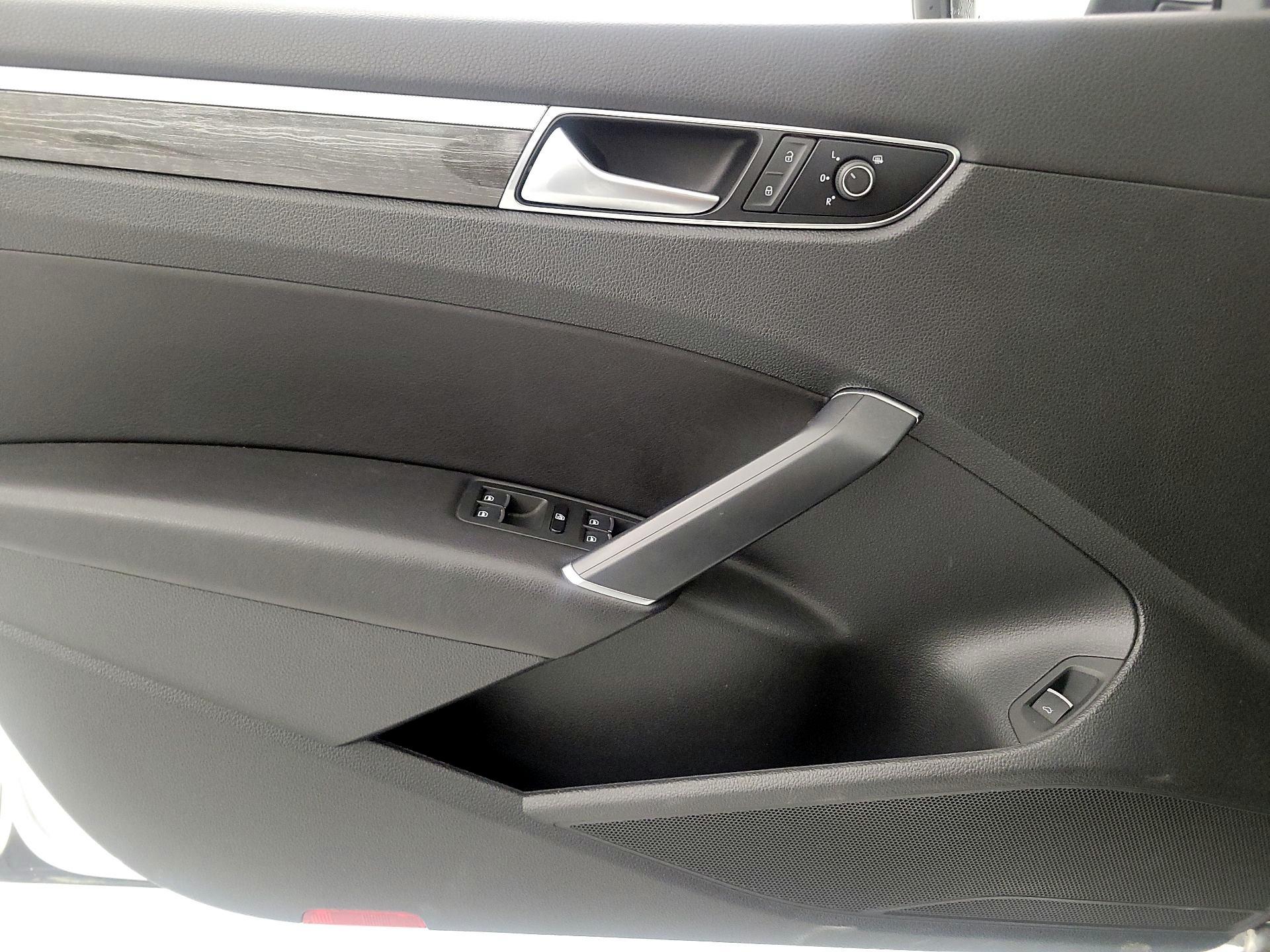 Thumbnail: 2016 Volkswagen Passat - 12