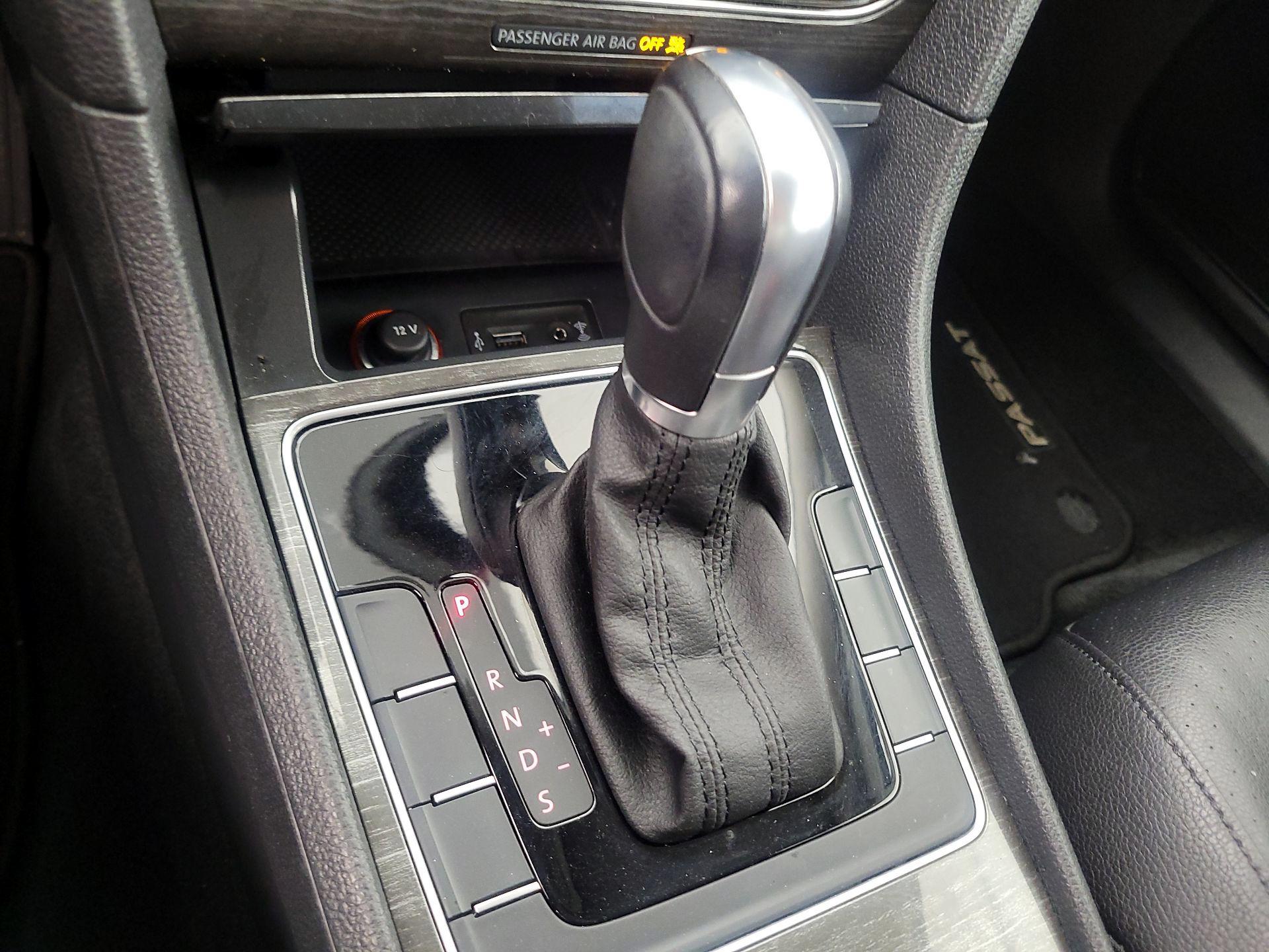 Thumbnail: 2016 Volkswagen Passat - 17