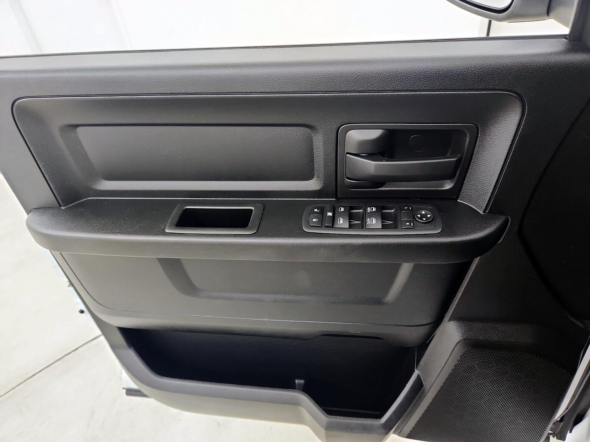 Thumbnail: 2020 RAM 1500 Classic - 12