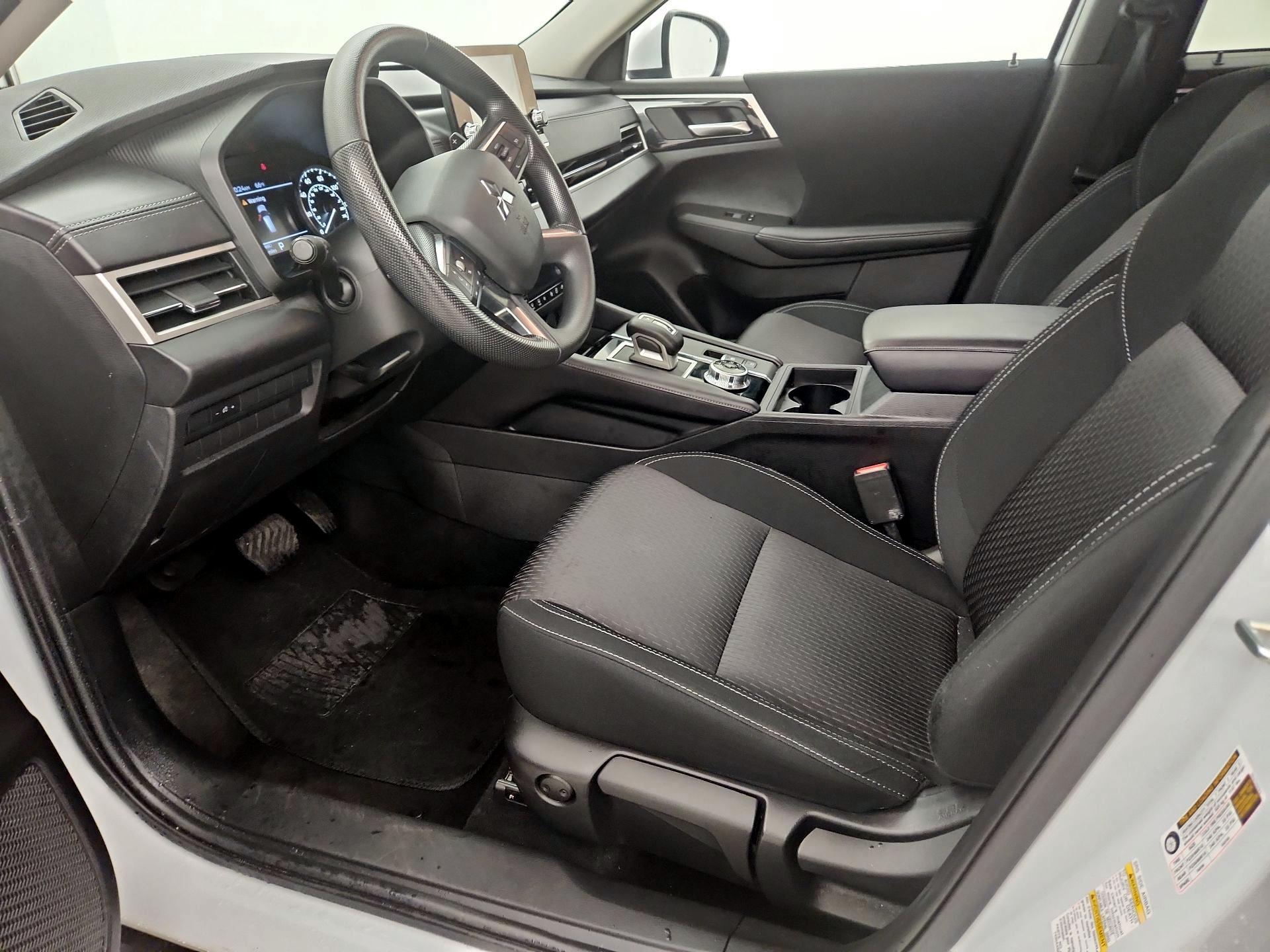 Thumbnail: 2024 Mitsubishi Outlander - 9