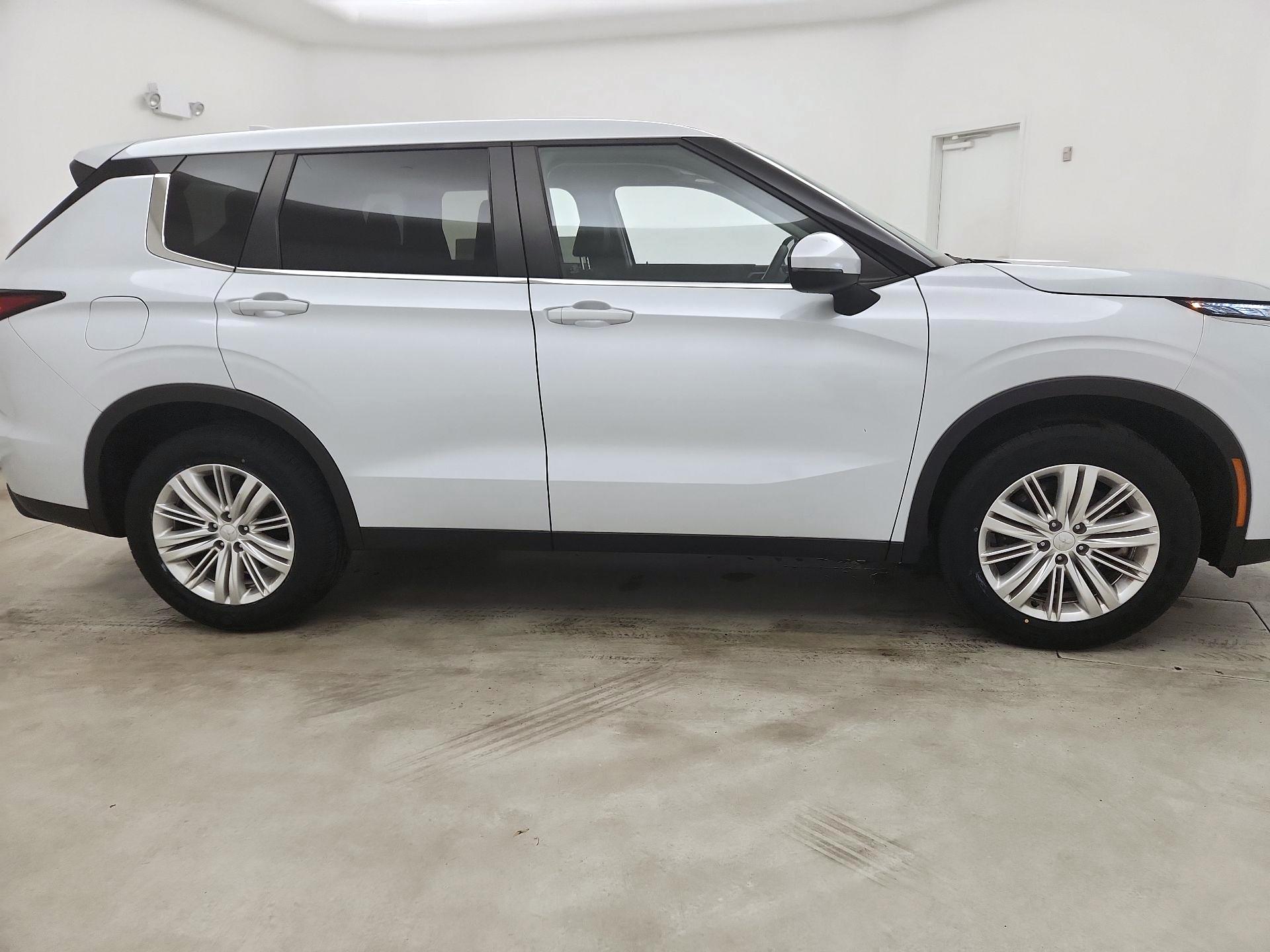 Thumbnail: 2024 Mitsubishi Outlander - 4