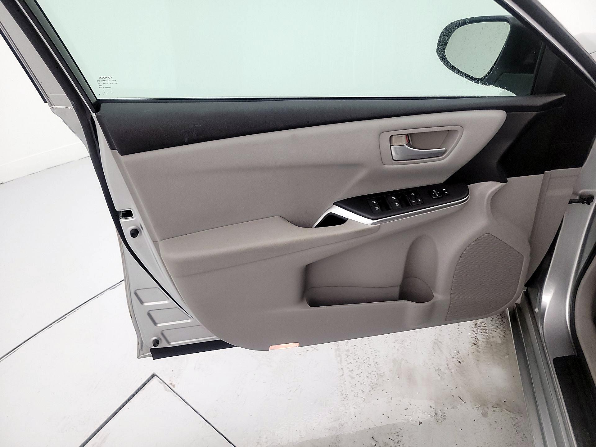 Thumbnail: 2016 Toyota Camry - 12