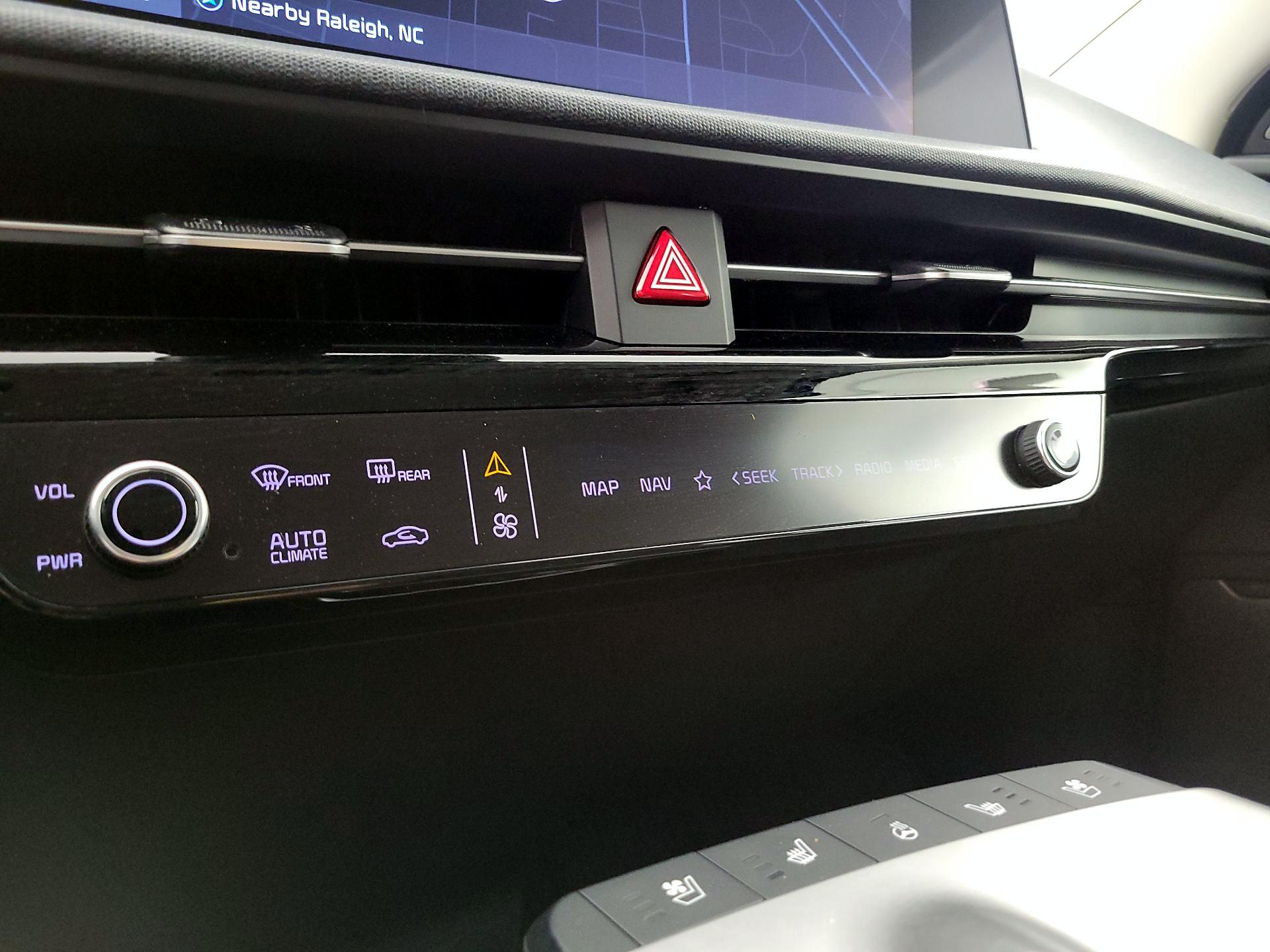 Thumbnail: 2022 Kia EV6 - 17