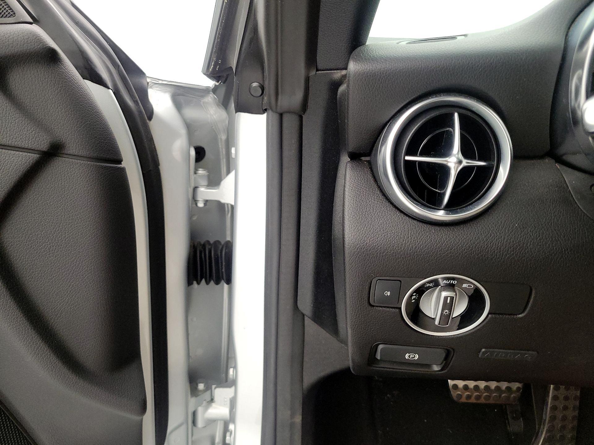 Thumbnail: 2015 Mercedes-Benz SLK - 13