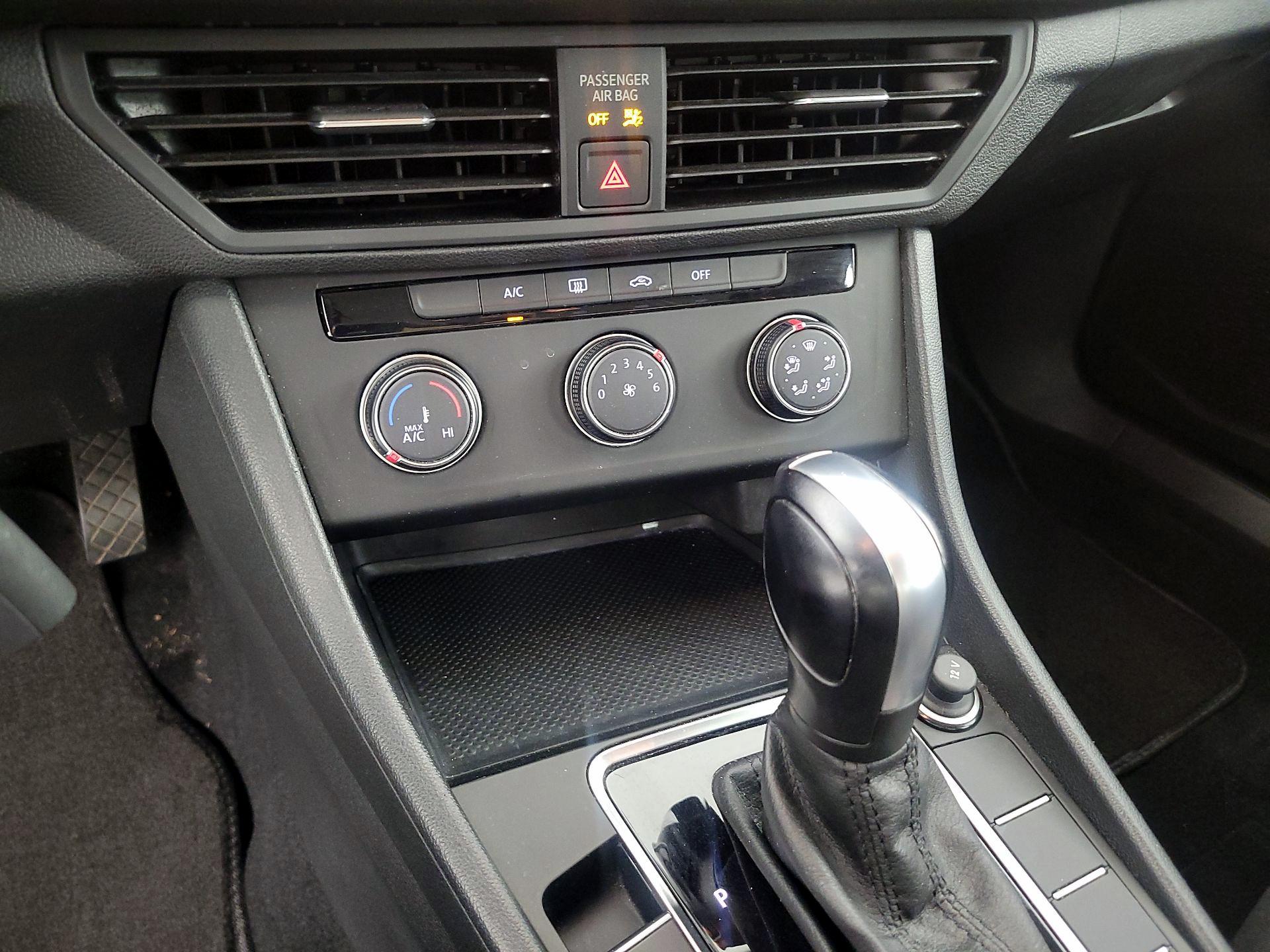 Thumbnail: 2019 Volkswagen Jetta - 16