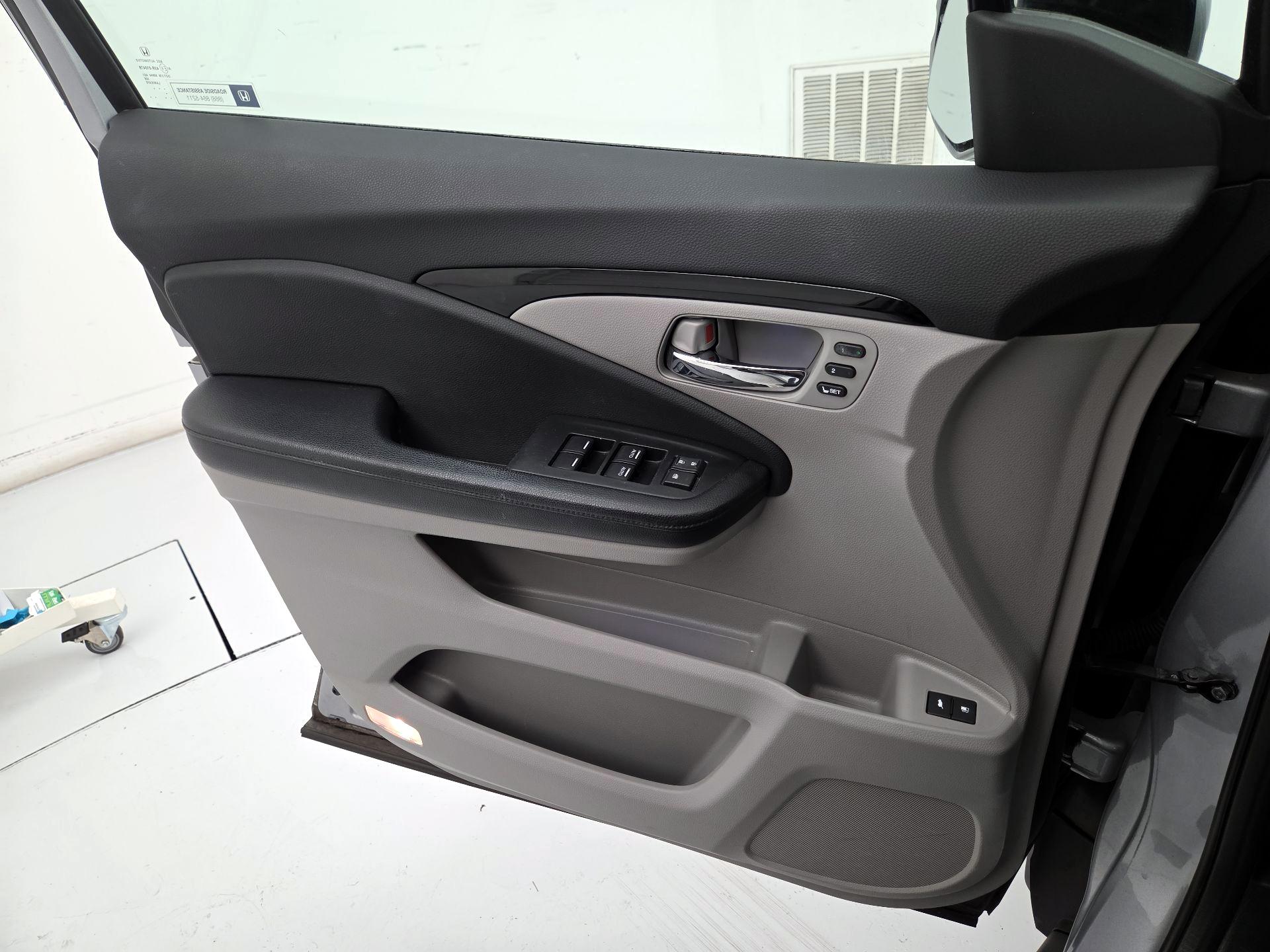 Thumbnail: 2017 Honda Pilot - 12