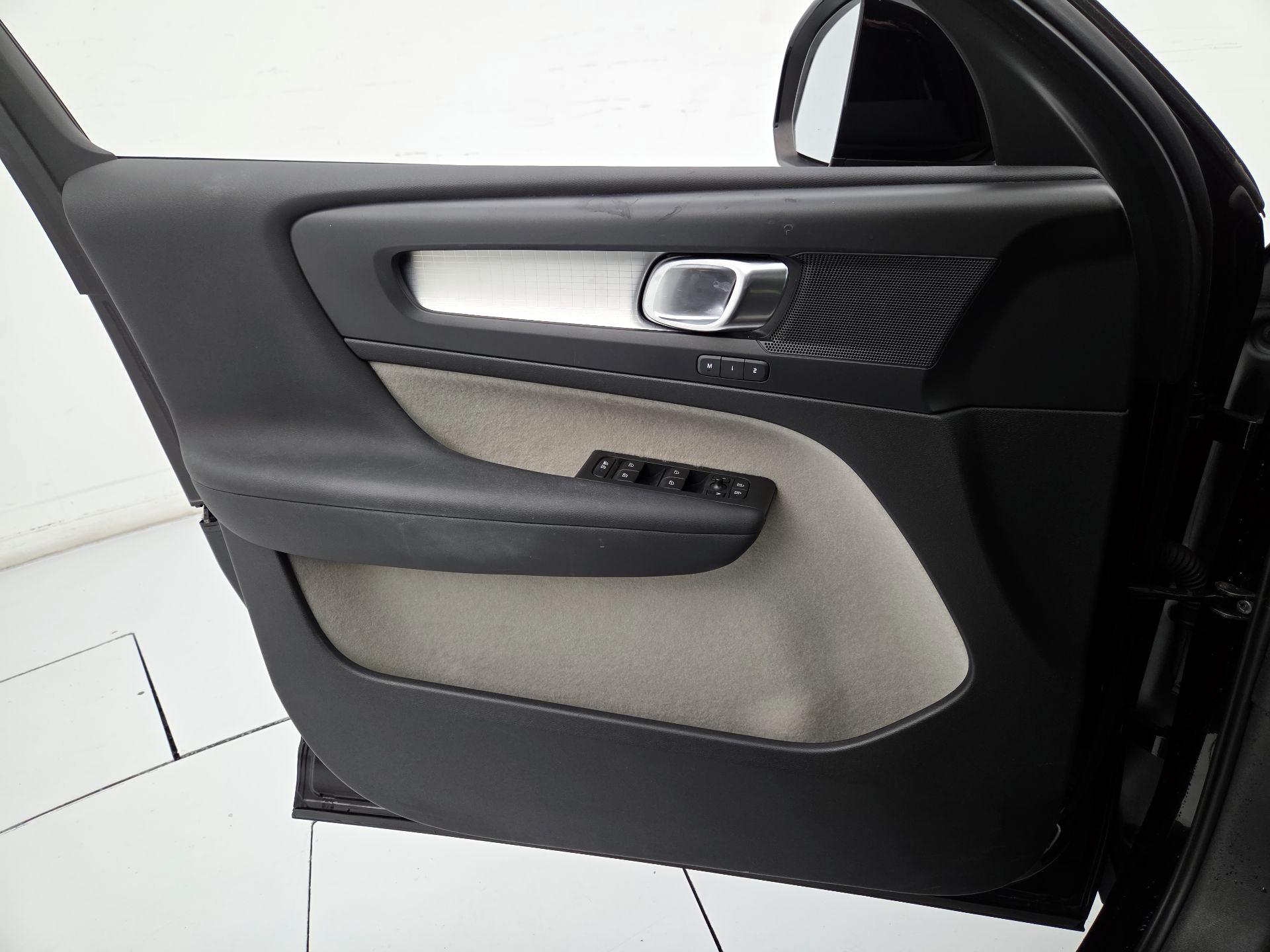 Thumbnail: 2020 Volvo XC40 - 12