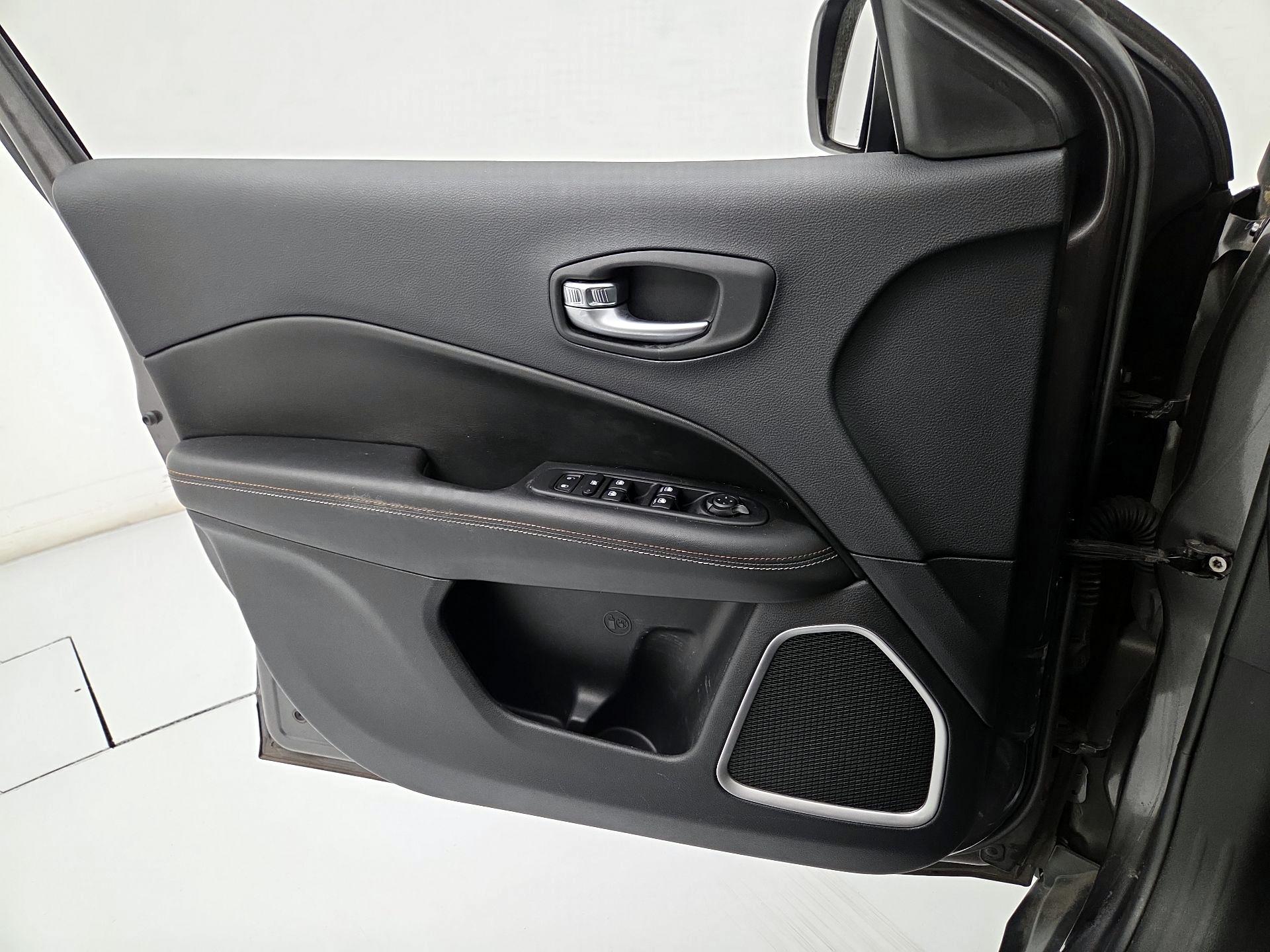 Thumbnail: 2018 Jeep Compass - 12