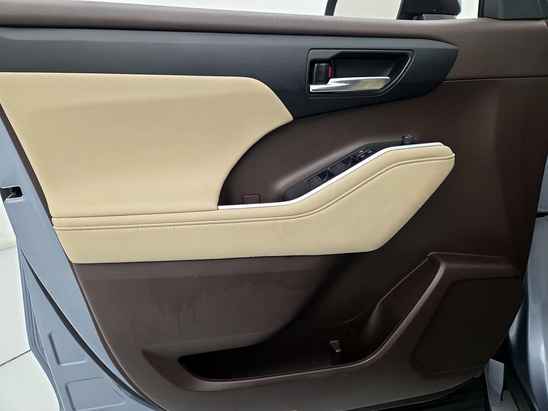 Thumbnail: 2022 Toyota Highlander - 12