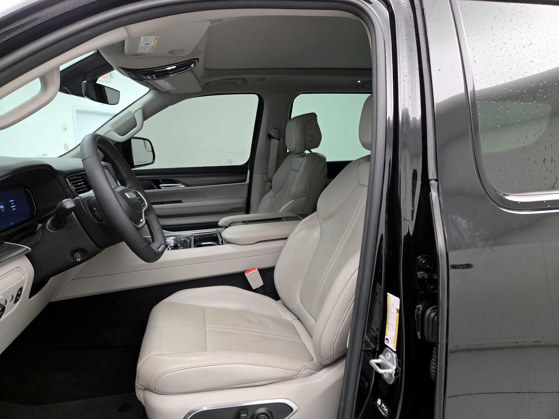 Thumbnail: 2023 Jeep Wagoneer - 11