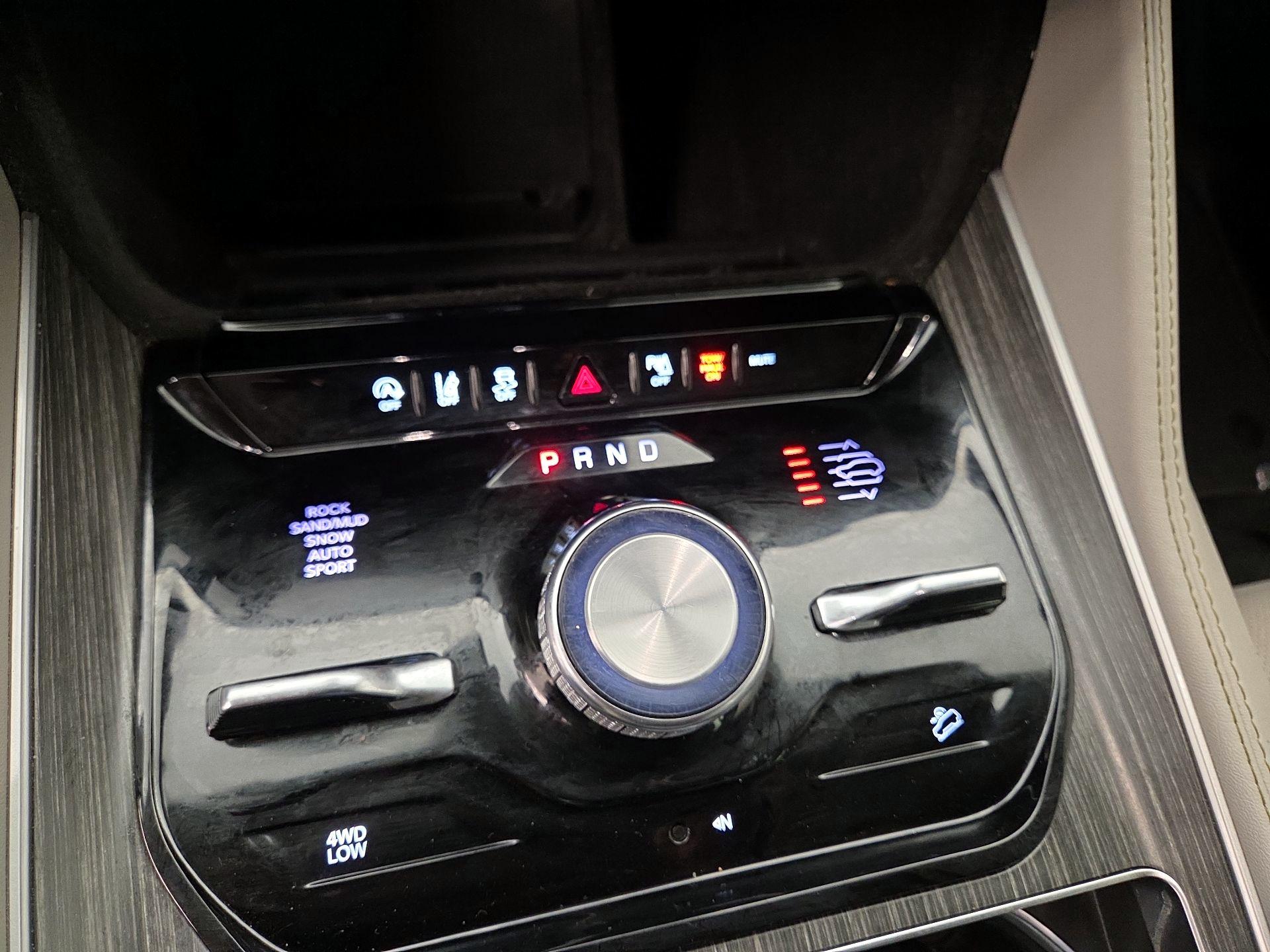 Thumbnail: 2023 Jeep Wagoneer - 18