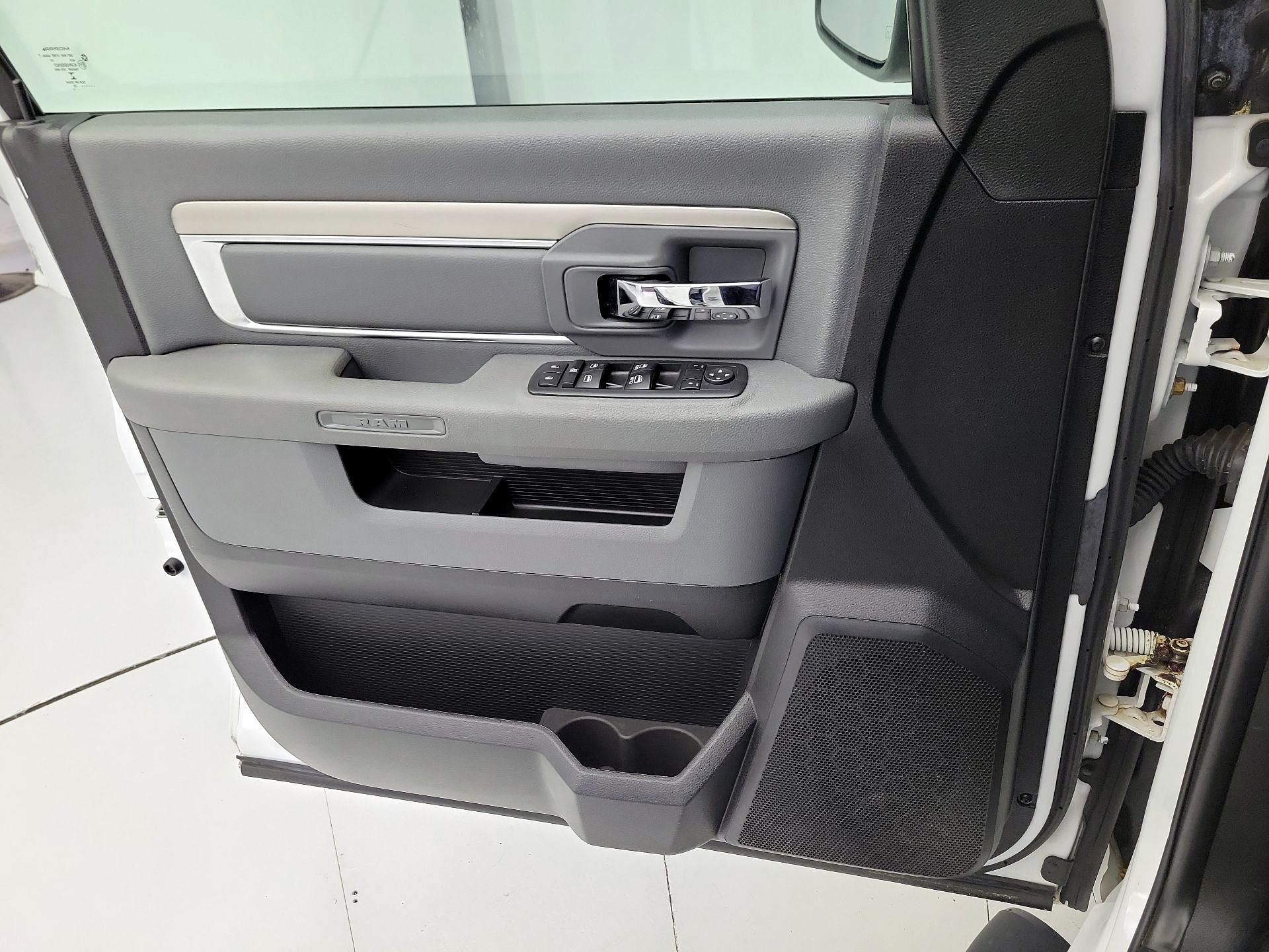 Thumbnail: 2020 RAM 1500 Classic - 12