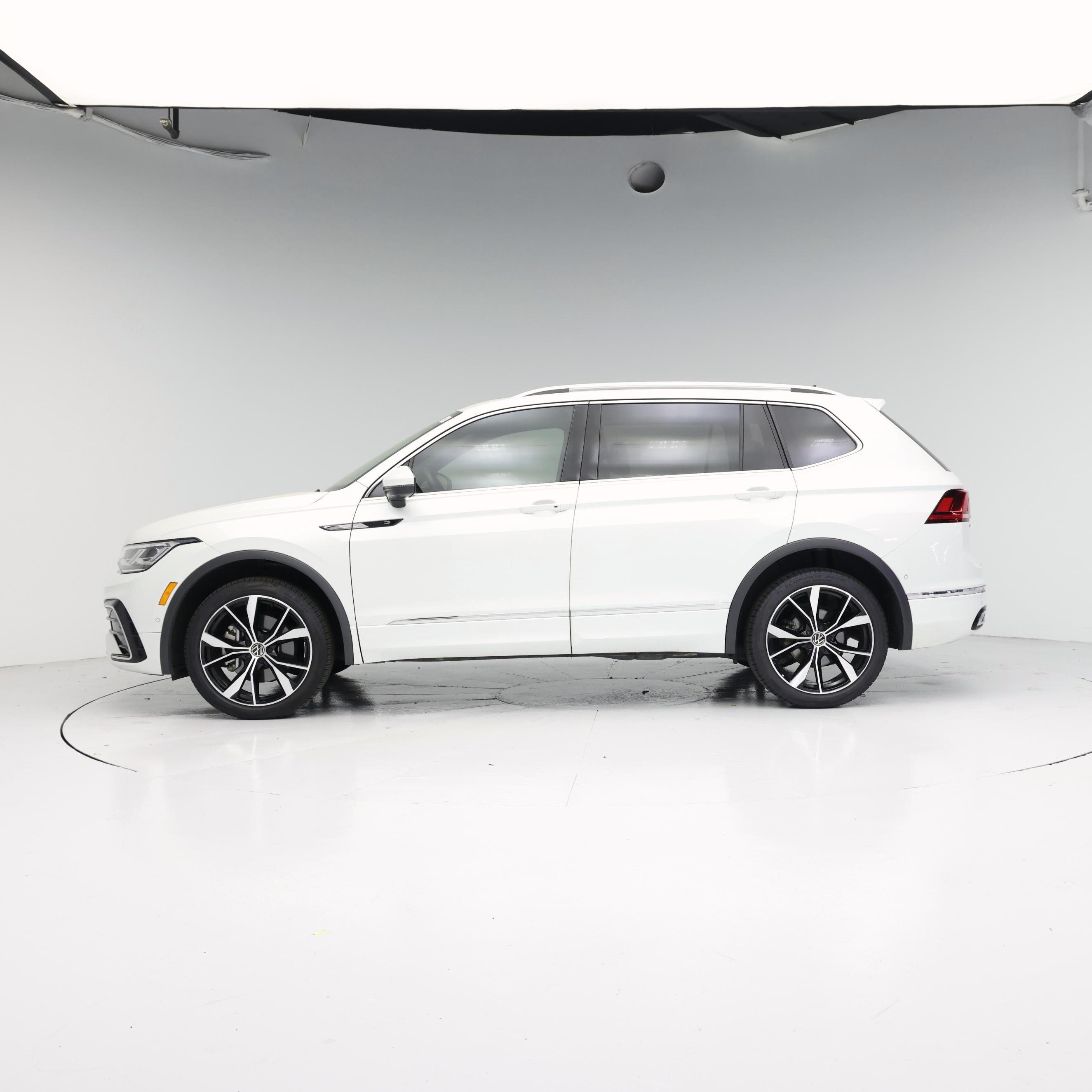 Thumbnail: 2023 Volkswagen Tiguan - 3