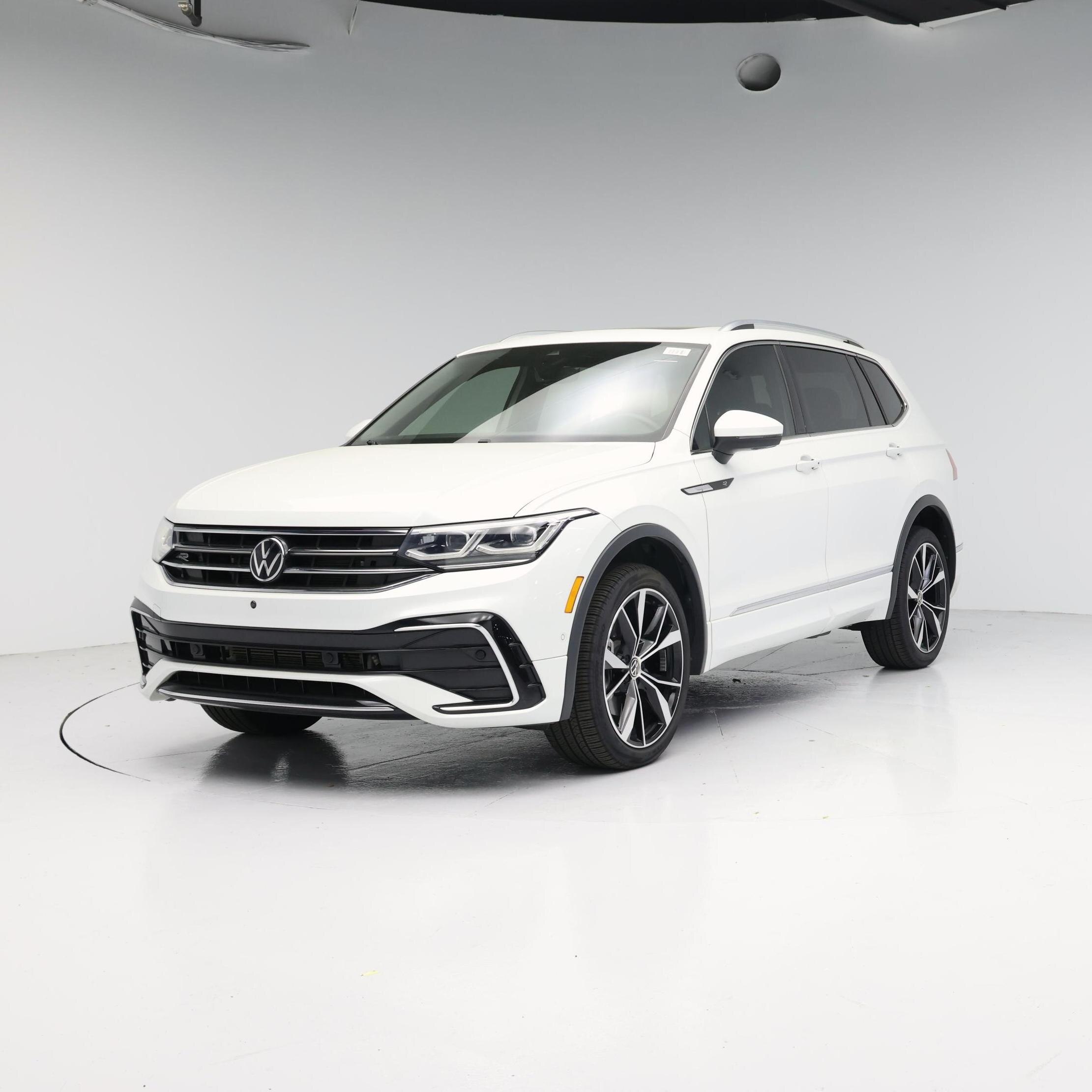 Thumbnail: 2023 Volkswagen Tiguan - 4