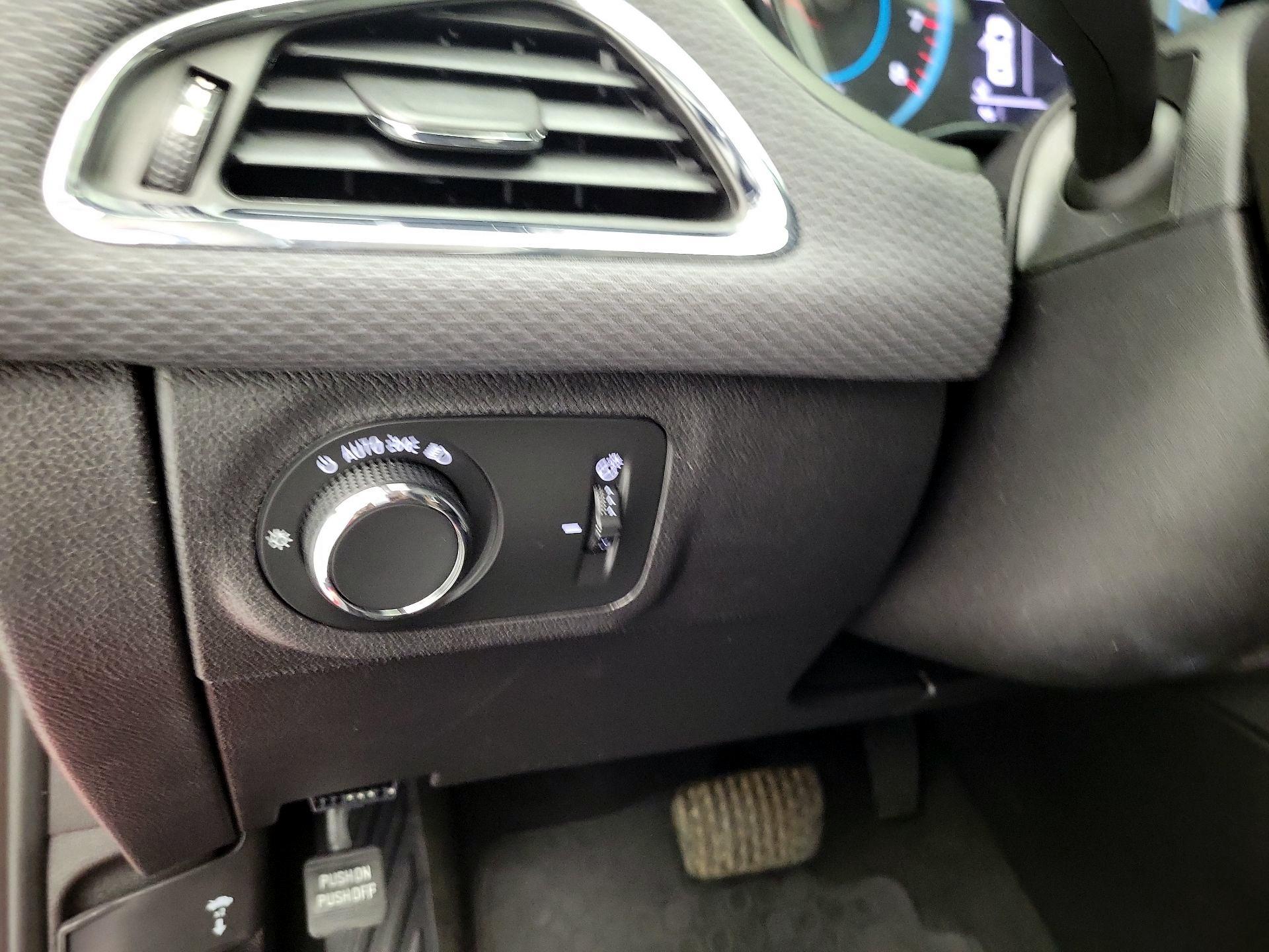 Thumbnail: 2017 Chevrolet Cruze - 13