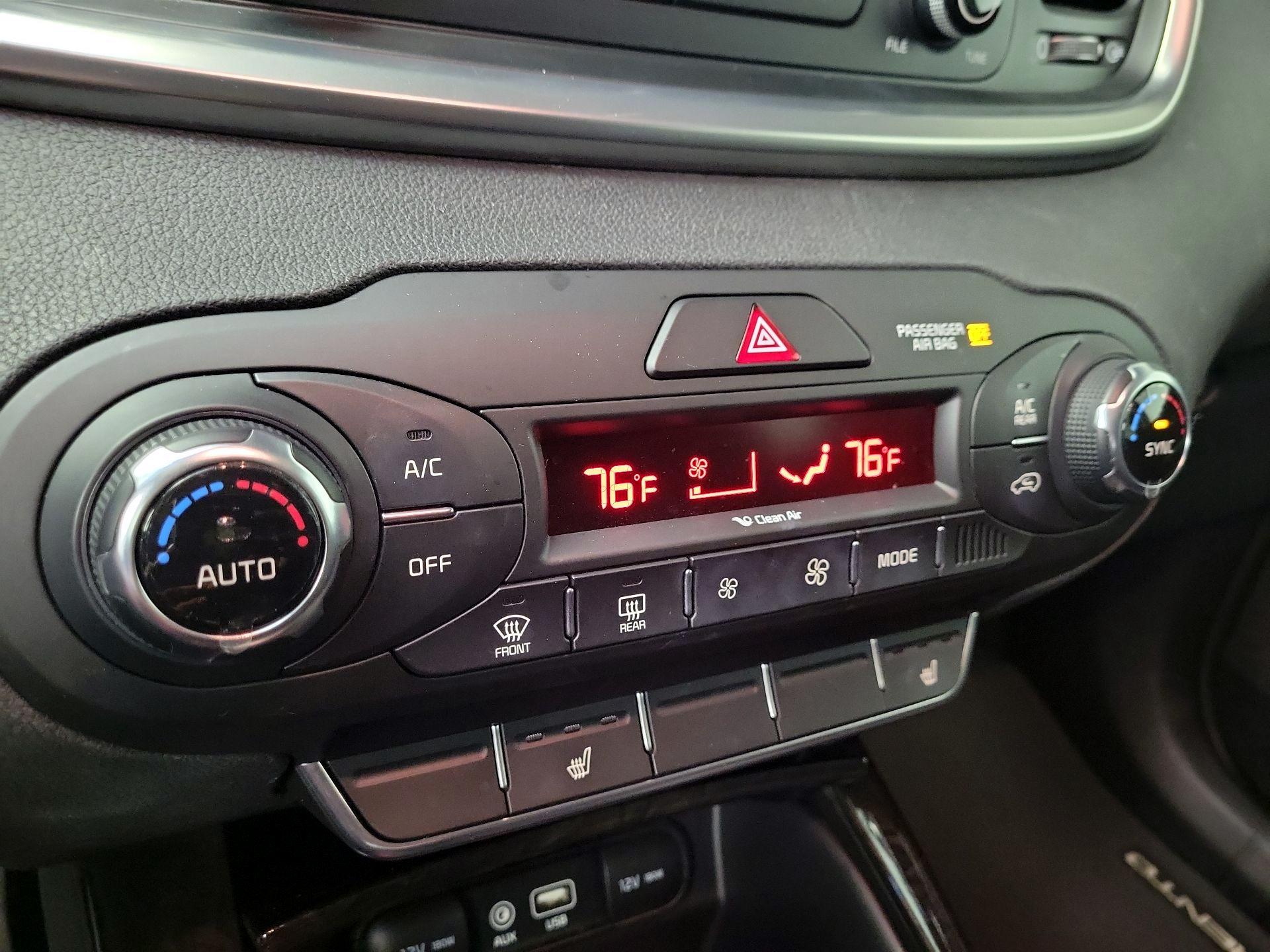 Thumbnail: 2016 Kia Sorento - 16