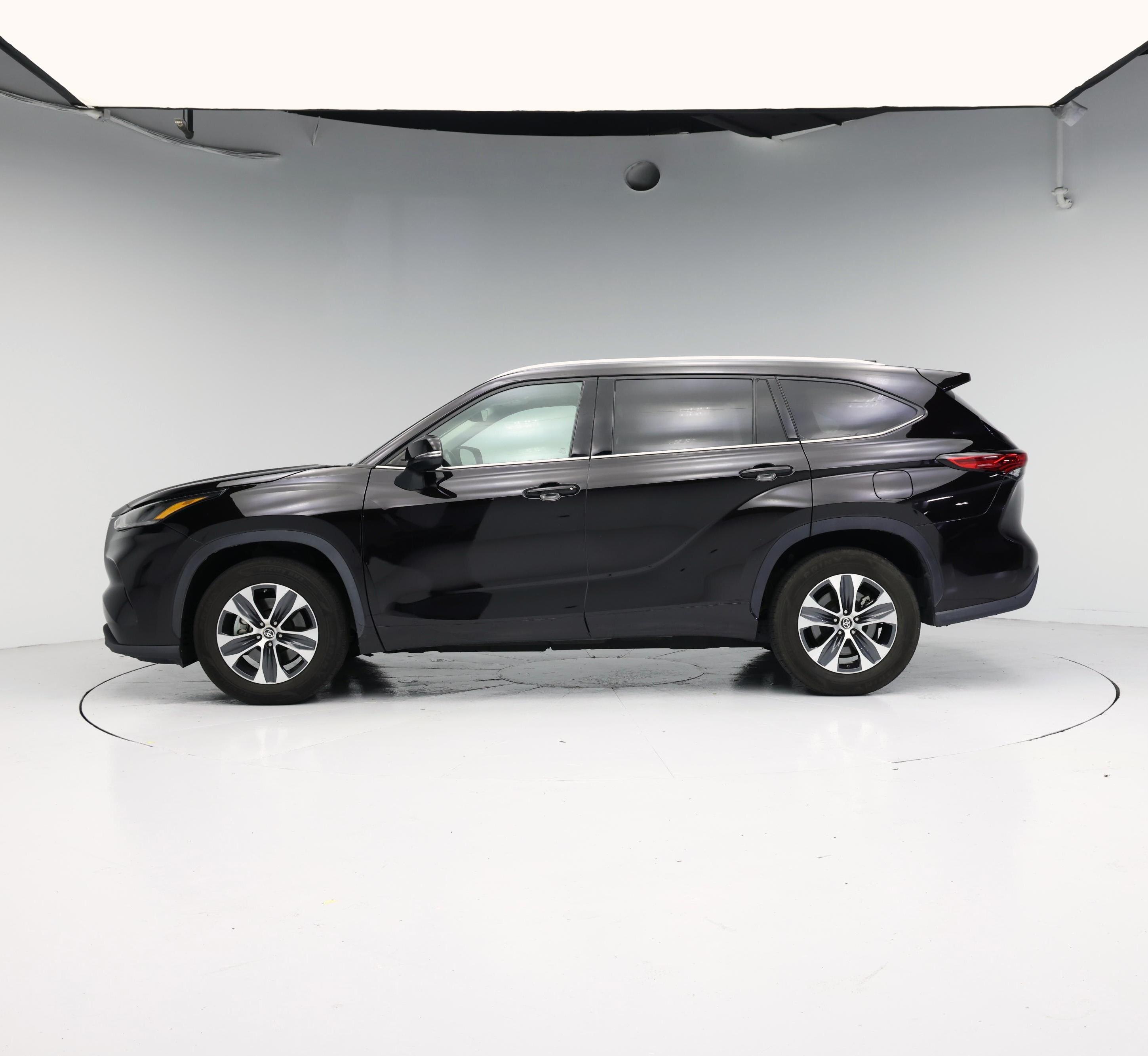 Thumbnail: 2021 Toyota Highlander - 3
