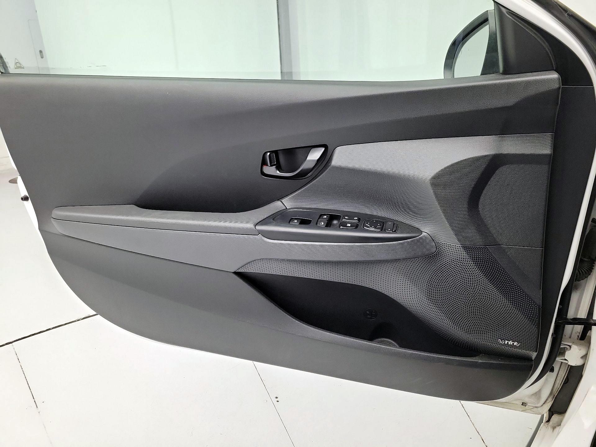 Thumbnail: 2021 Hyundai Veloster - 12