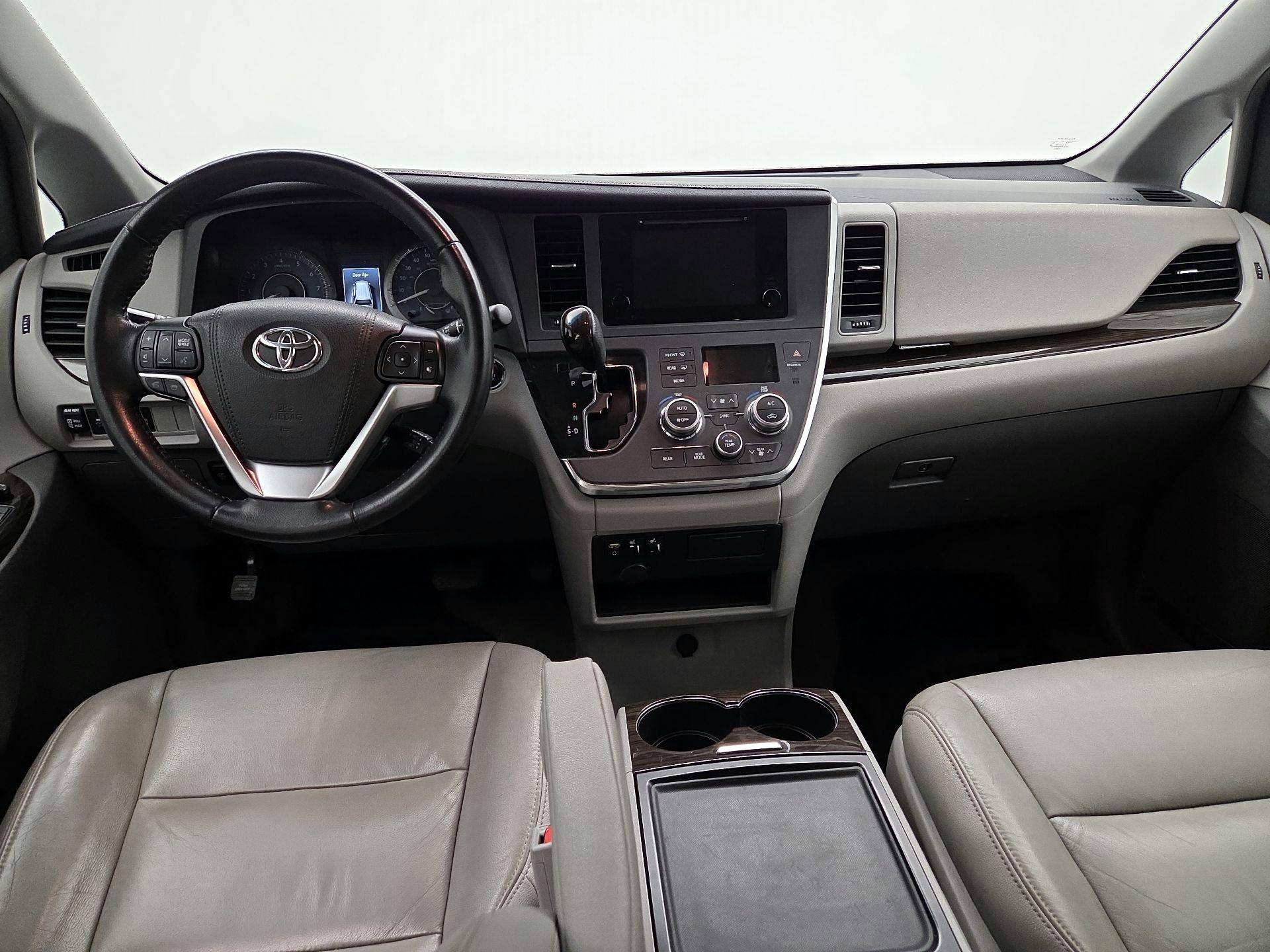 Thumbnail: 2015 Toyota Sienna - 9