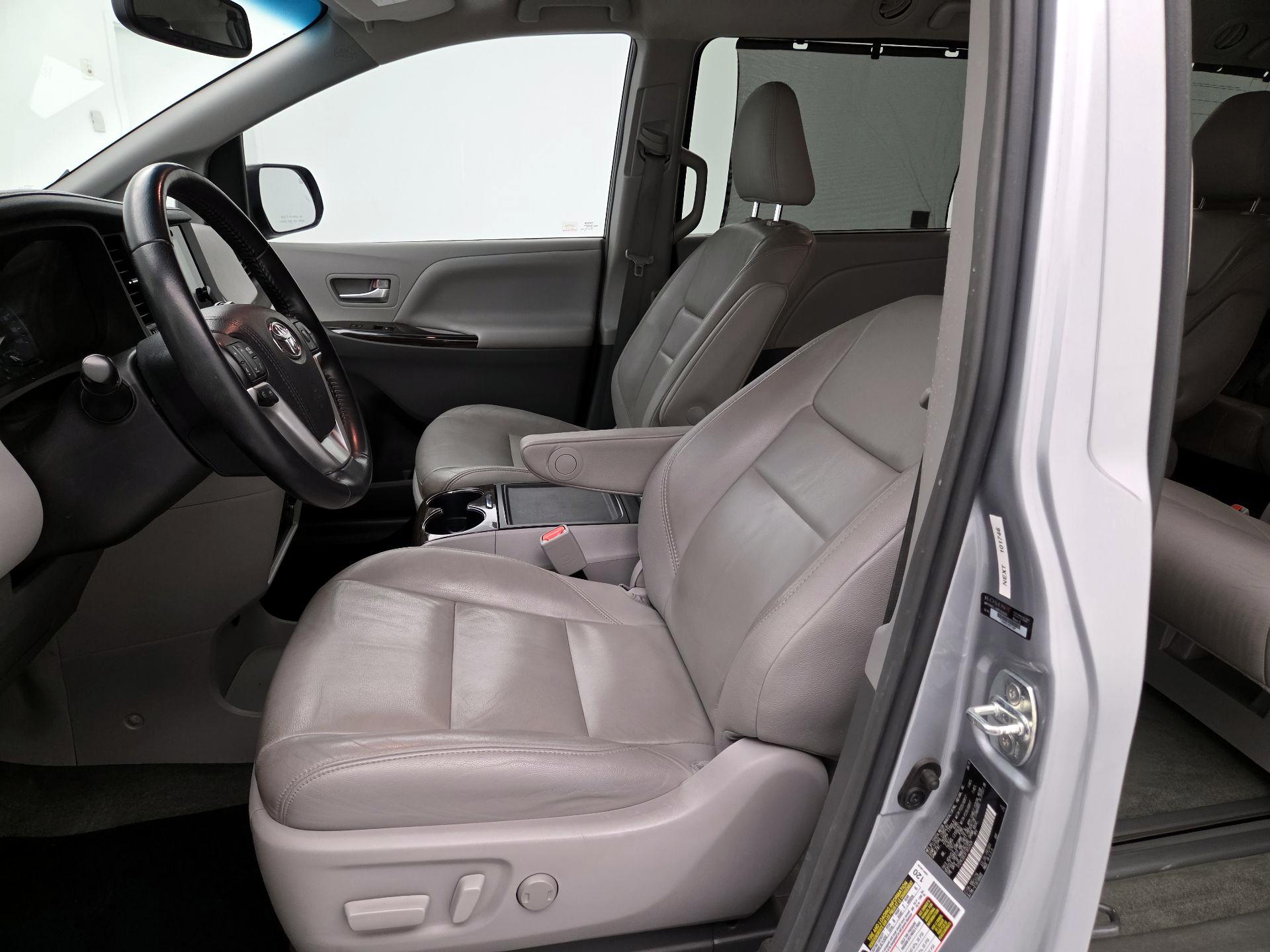 Thumbnail: 2015 Toyota Sienna - 11