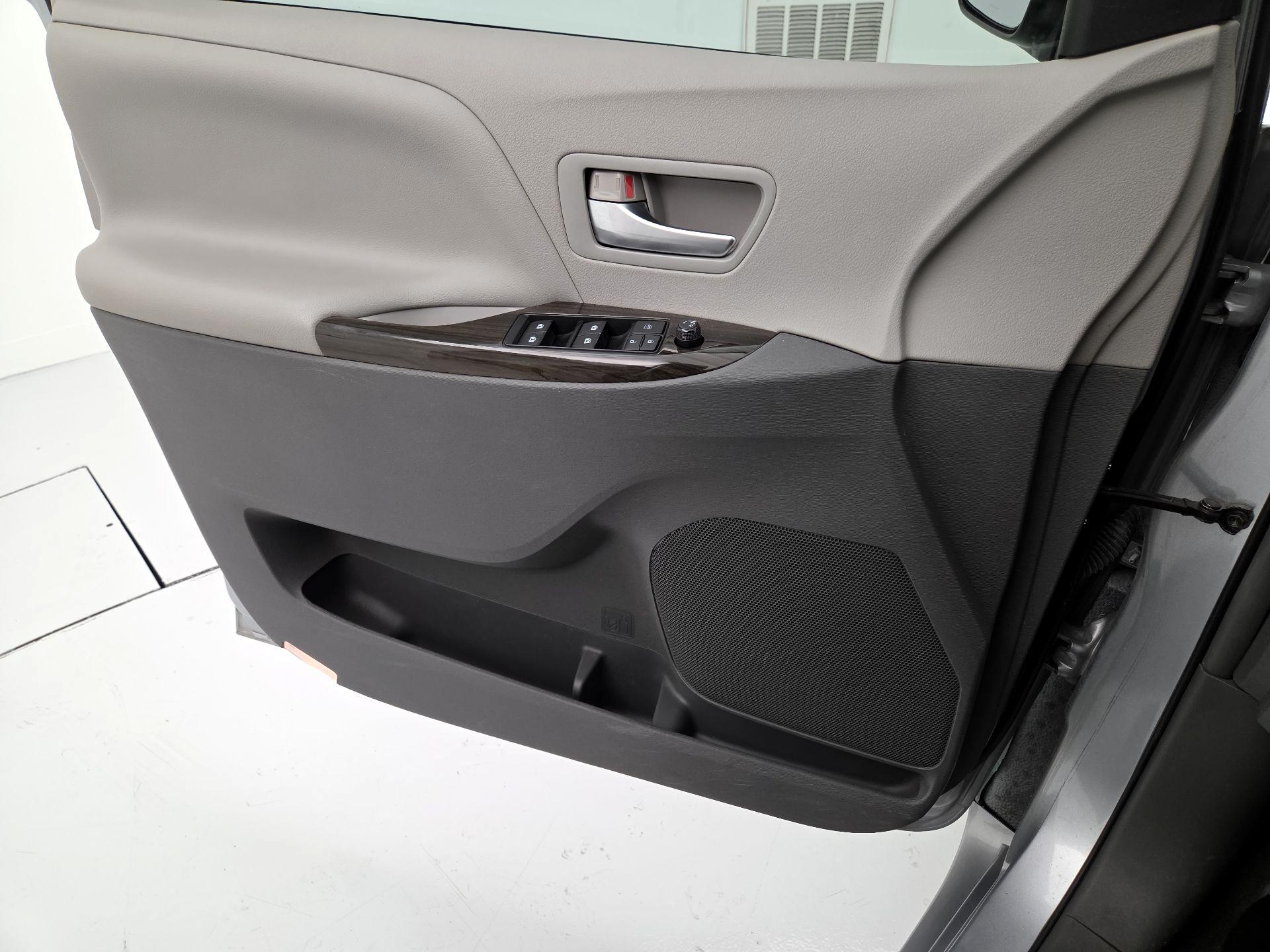 Thumbnail: 2015 Toyota Sienna - 12