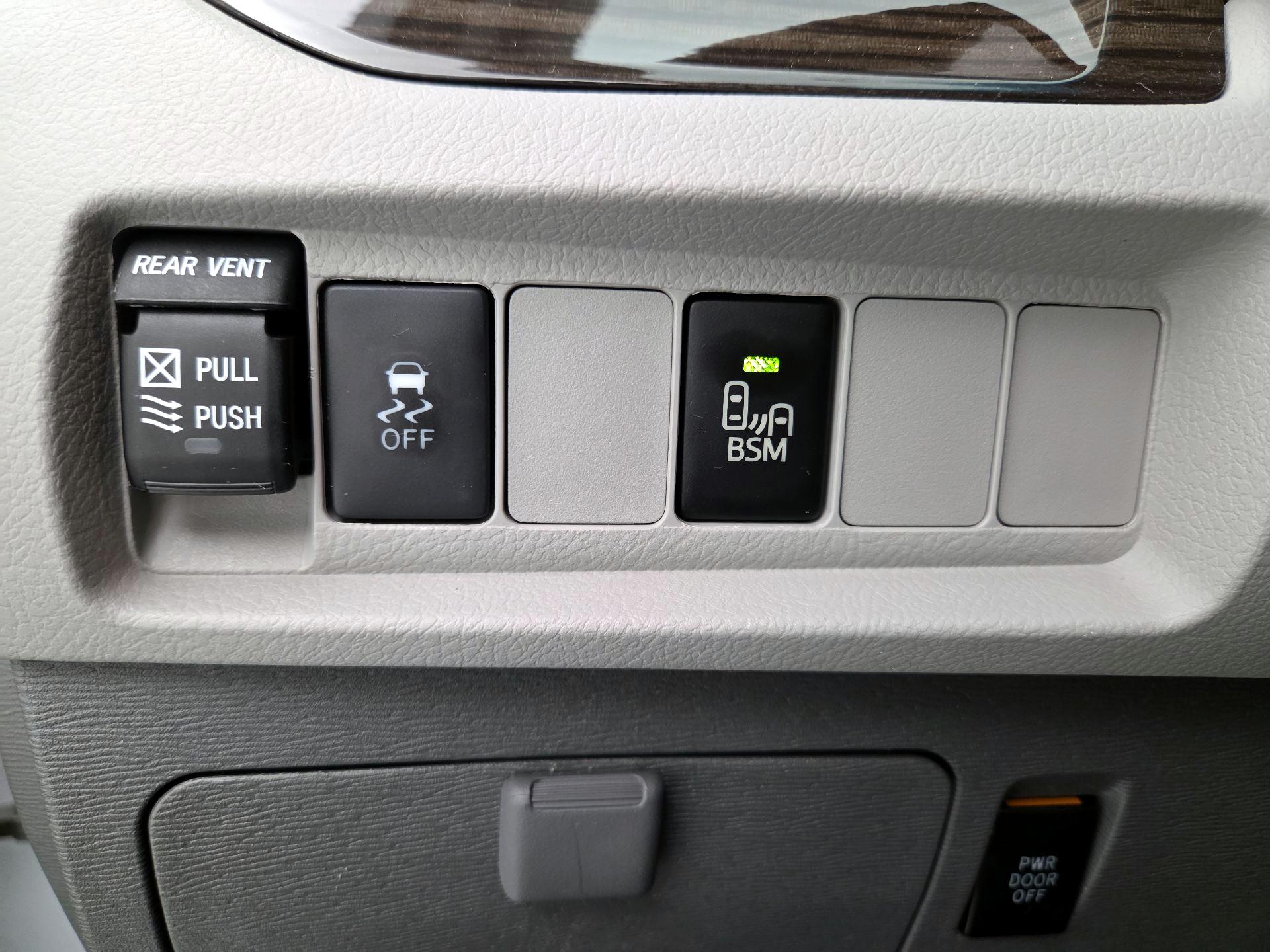 Thumbnail: 2015 Toyota Sienna - 13
