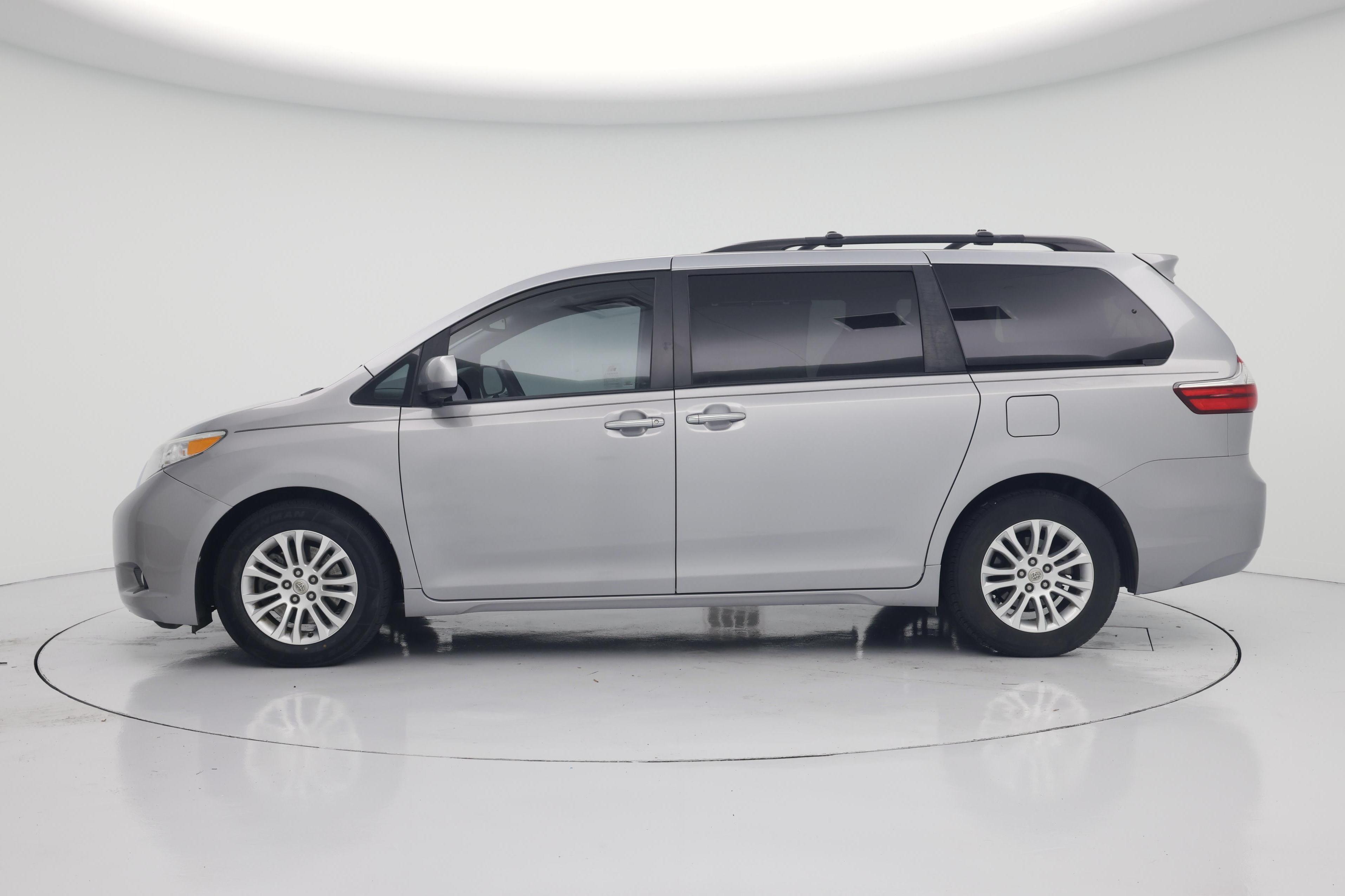 Thumbnail: 2015 Toyota Sienna - 3