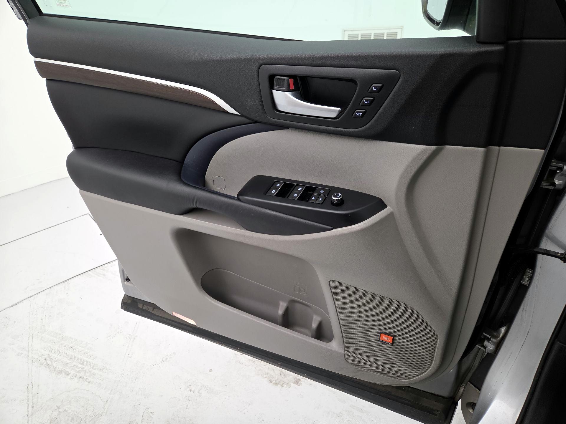 Thumbnail: 2016 Toyota Highlander - 12