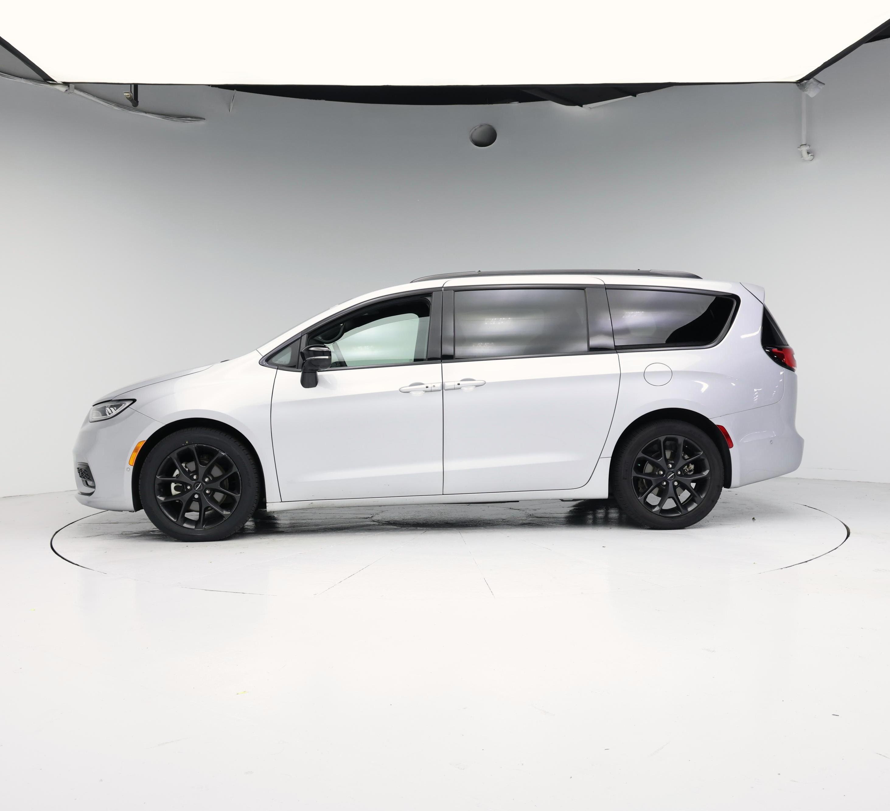 Thumbnail: 2023 Chrysler Pacifica - 3