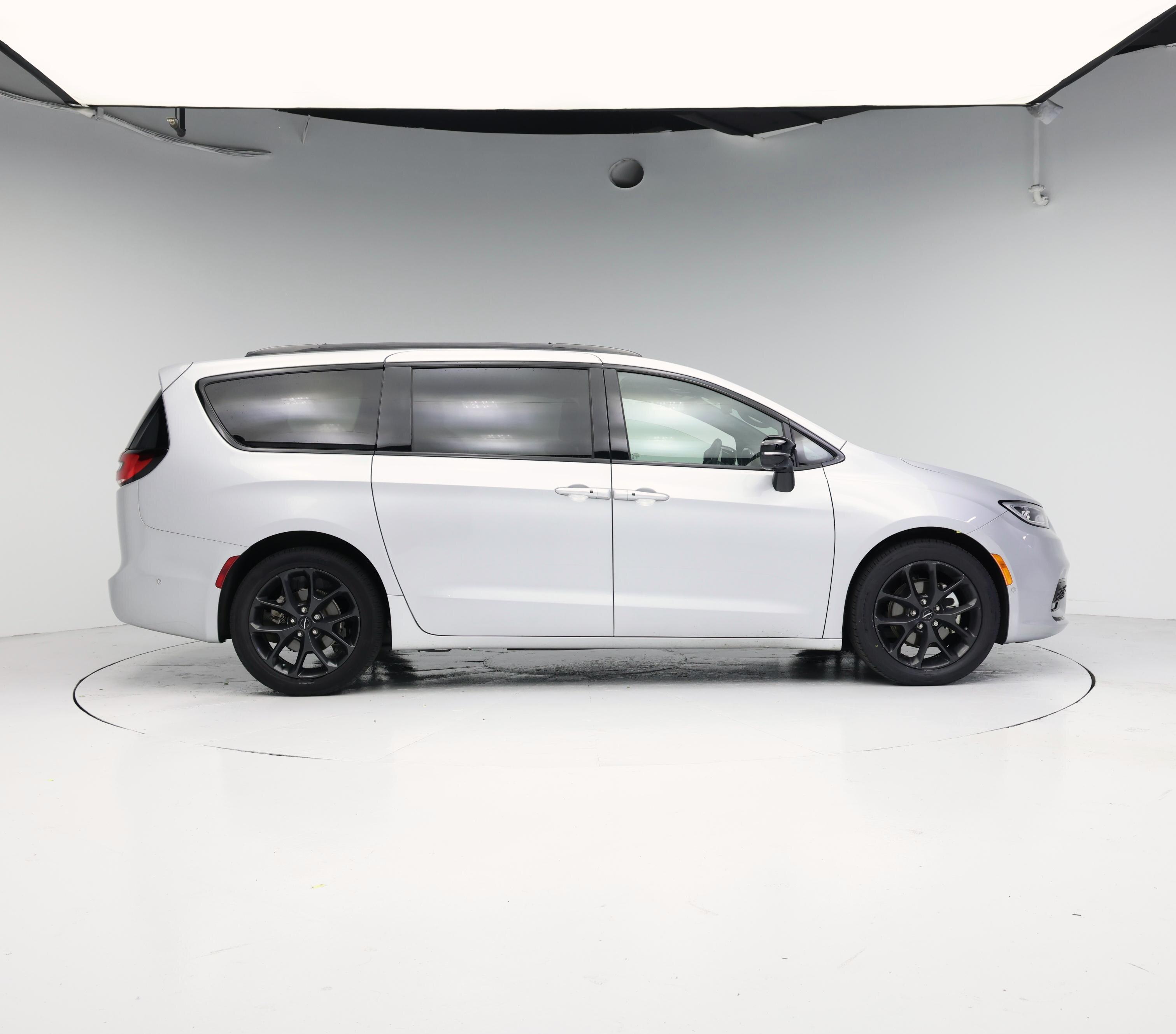 Thumbnail: 2023 Chrysler Pacifica - 7