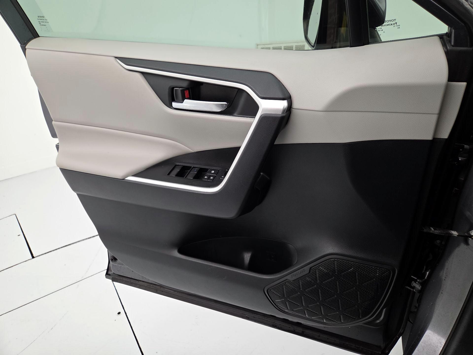 Thumbnail: 2019 Toyota RAV4 - 12