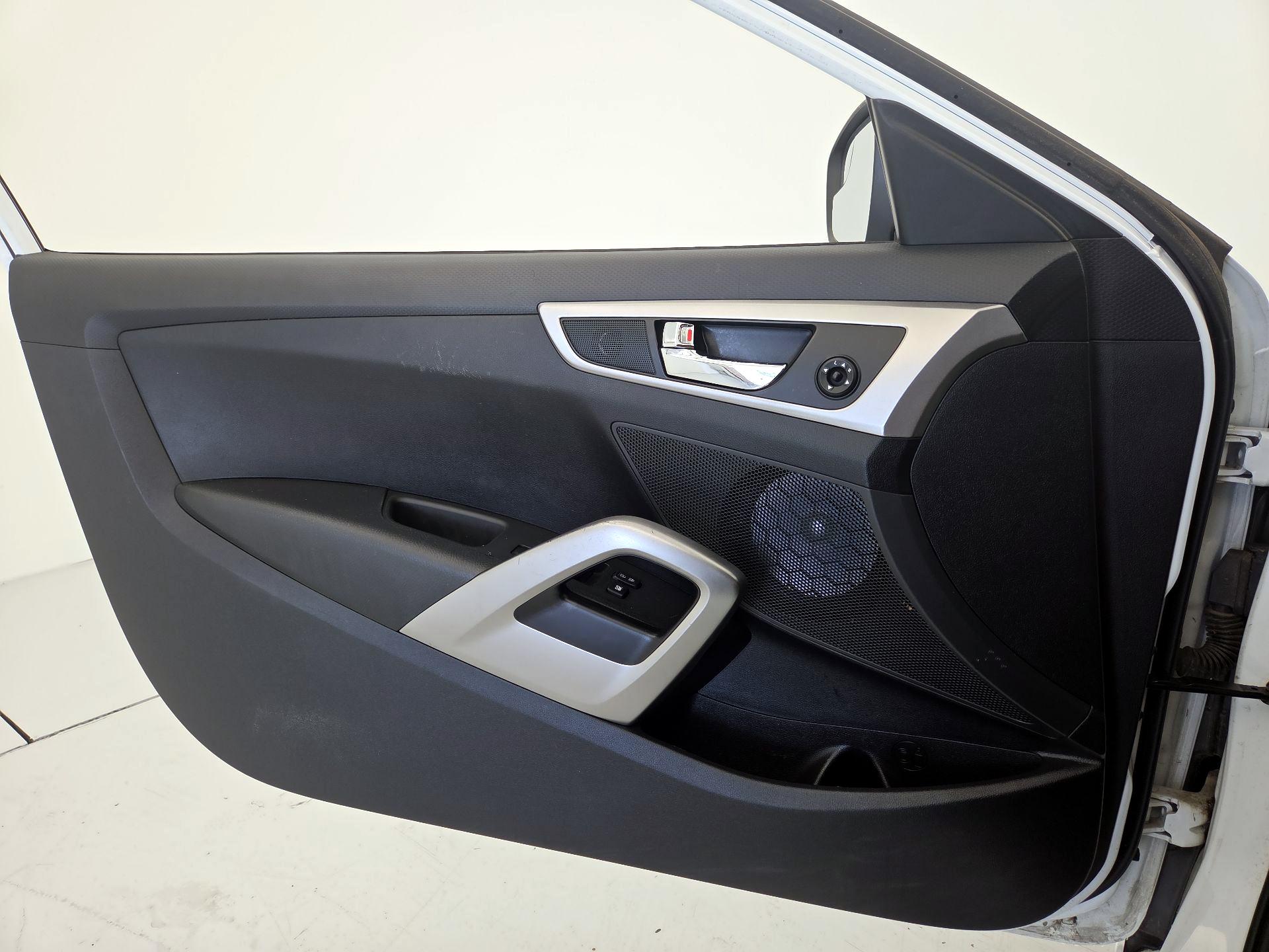 Thumbnail: 2016 Hyundai Veloster - 12
