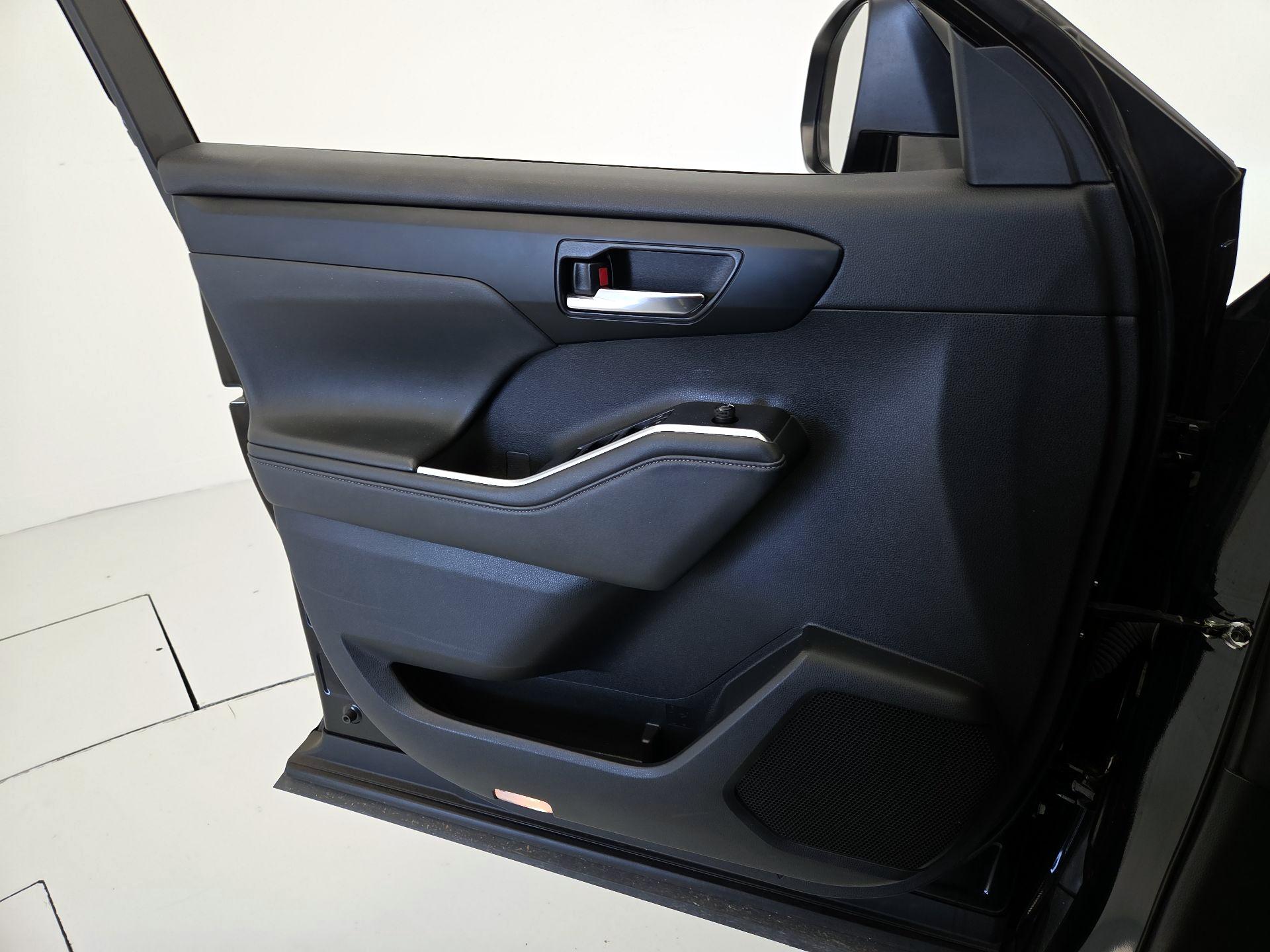 Thumbnail: 2022 Toyota Highlander - 12