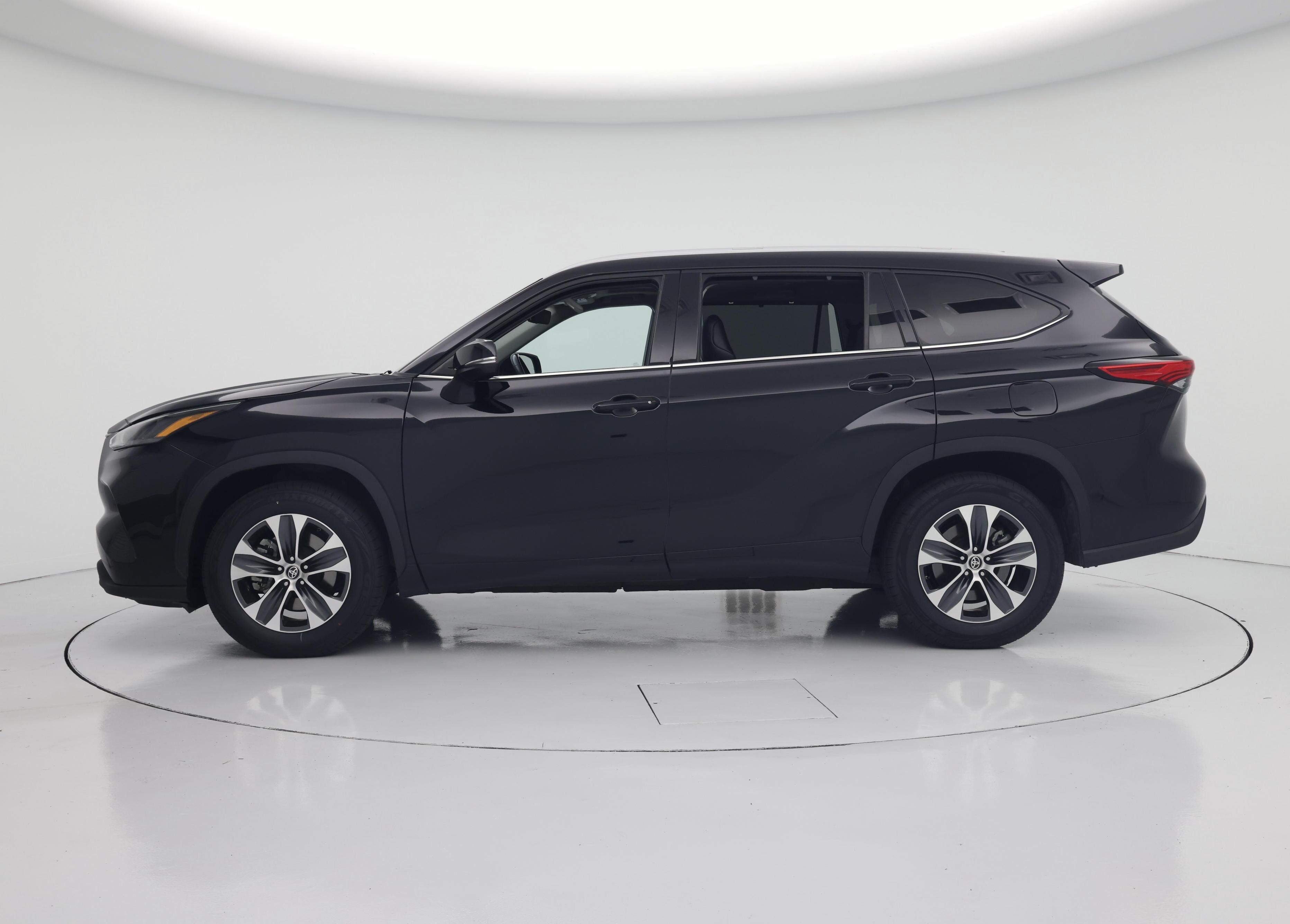 Thumbnail: 2022 Toyota Highlander - 3