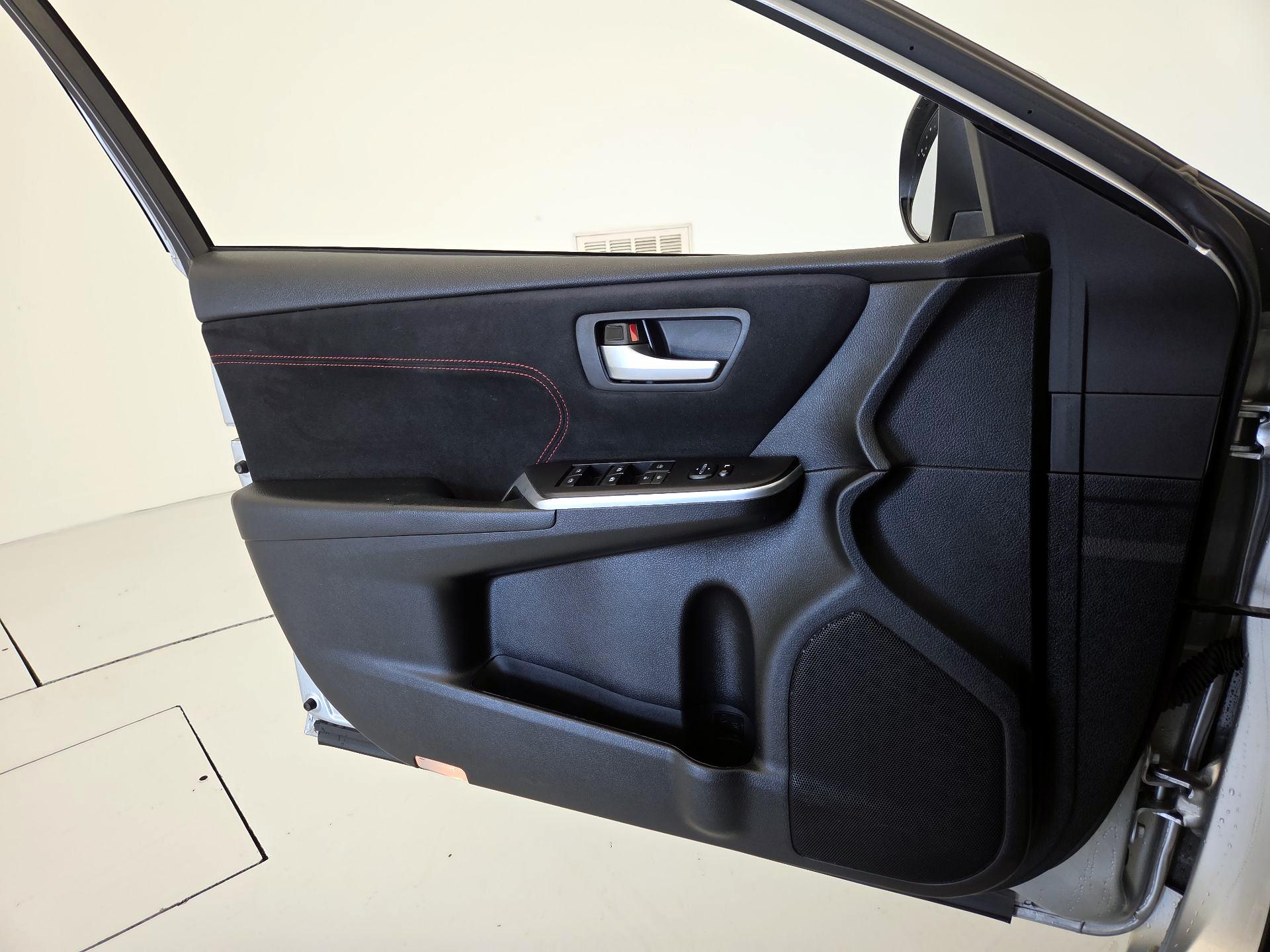 Thumbnail: 2015 Toyota Camry - 12