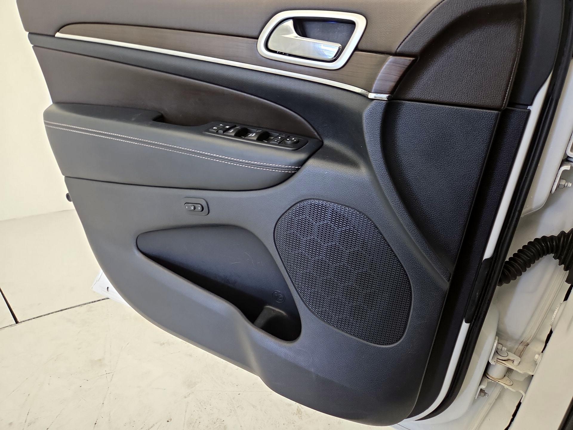 Thumbnail: 2016 Jeep Grand Cherokee - 12