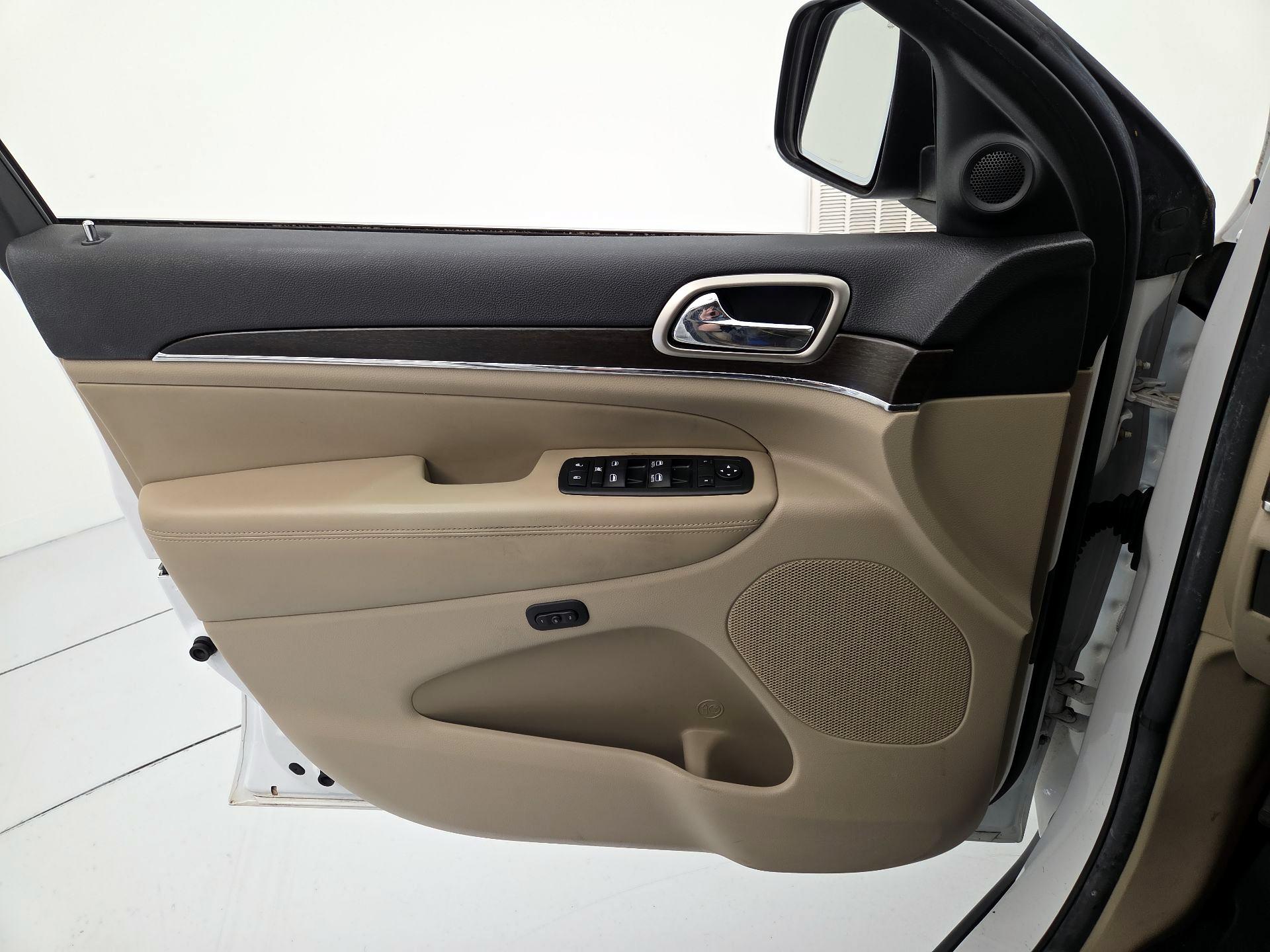 Thumbnail: 2014 Jeep Grand Cherokee - 12