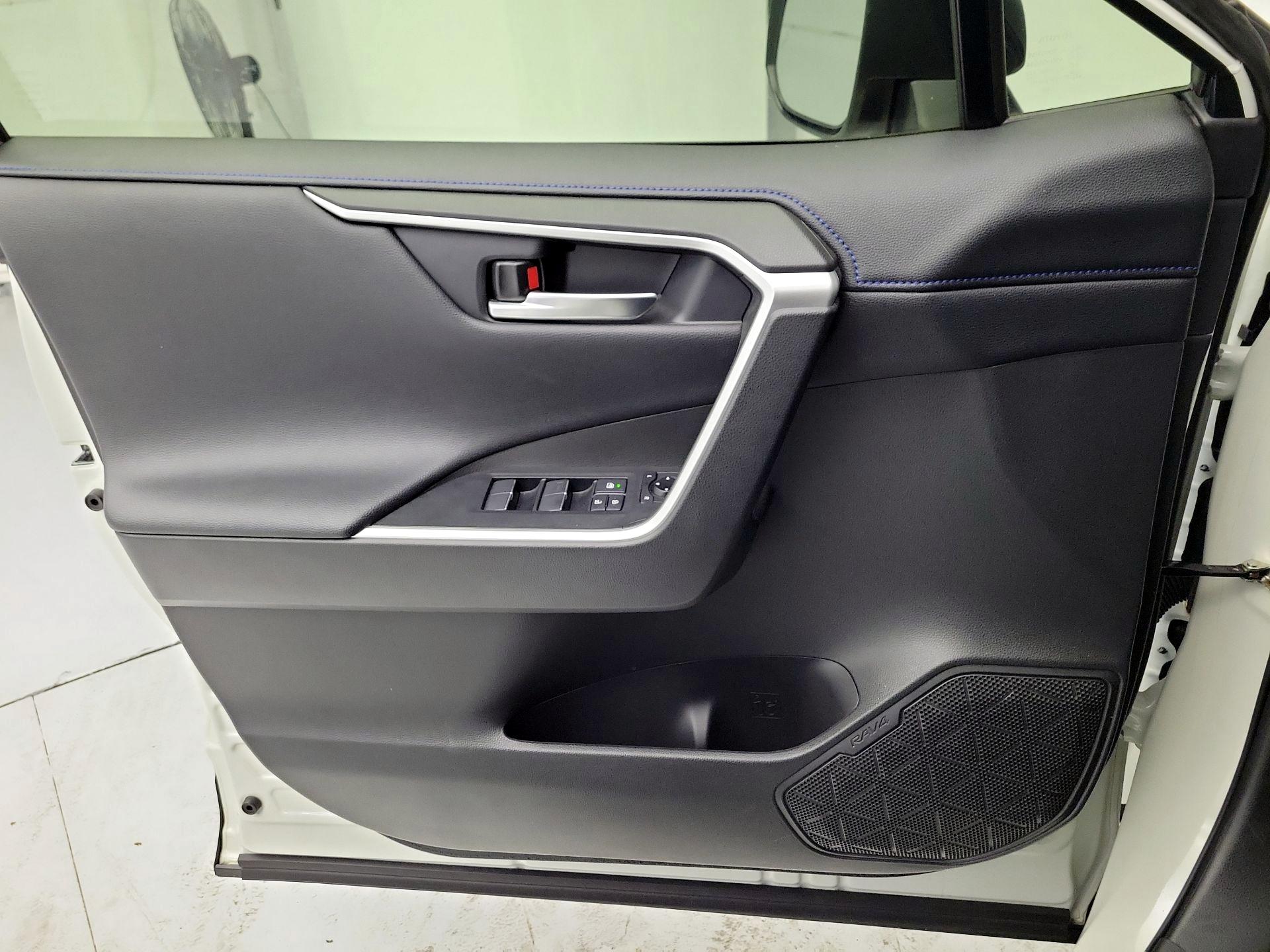 Thumbnail: 2020 Toyota RAV4 - 12