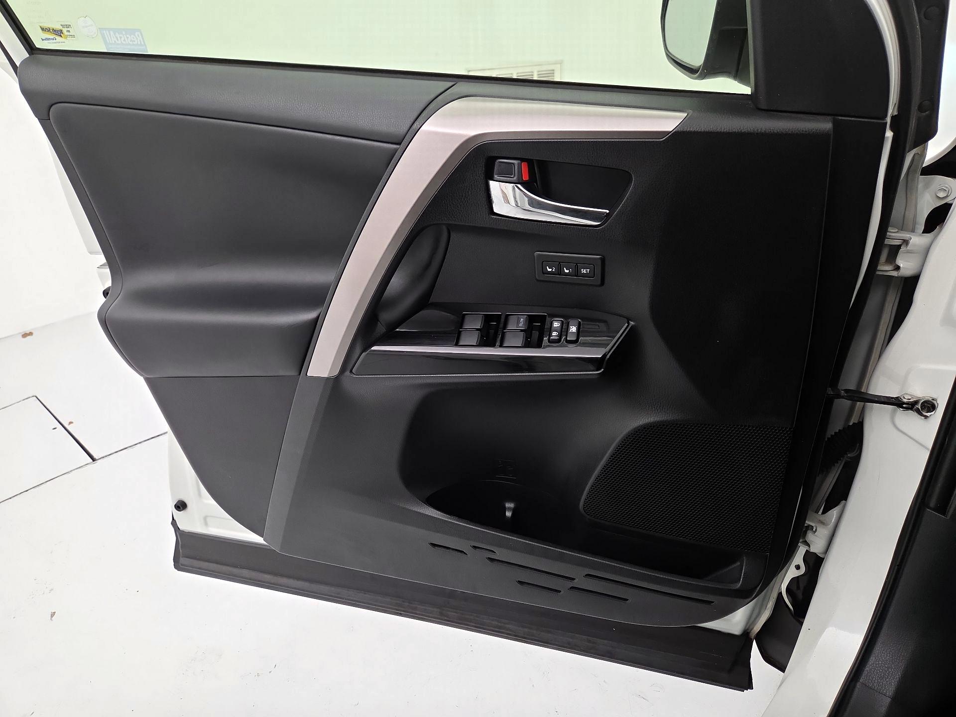 Thumbnail: 2018 Toyota RAV4 - 12
