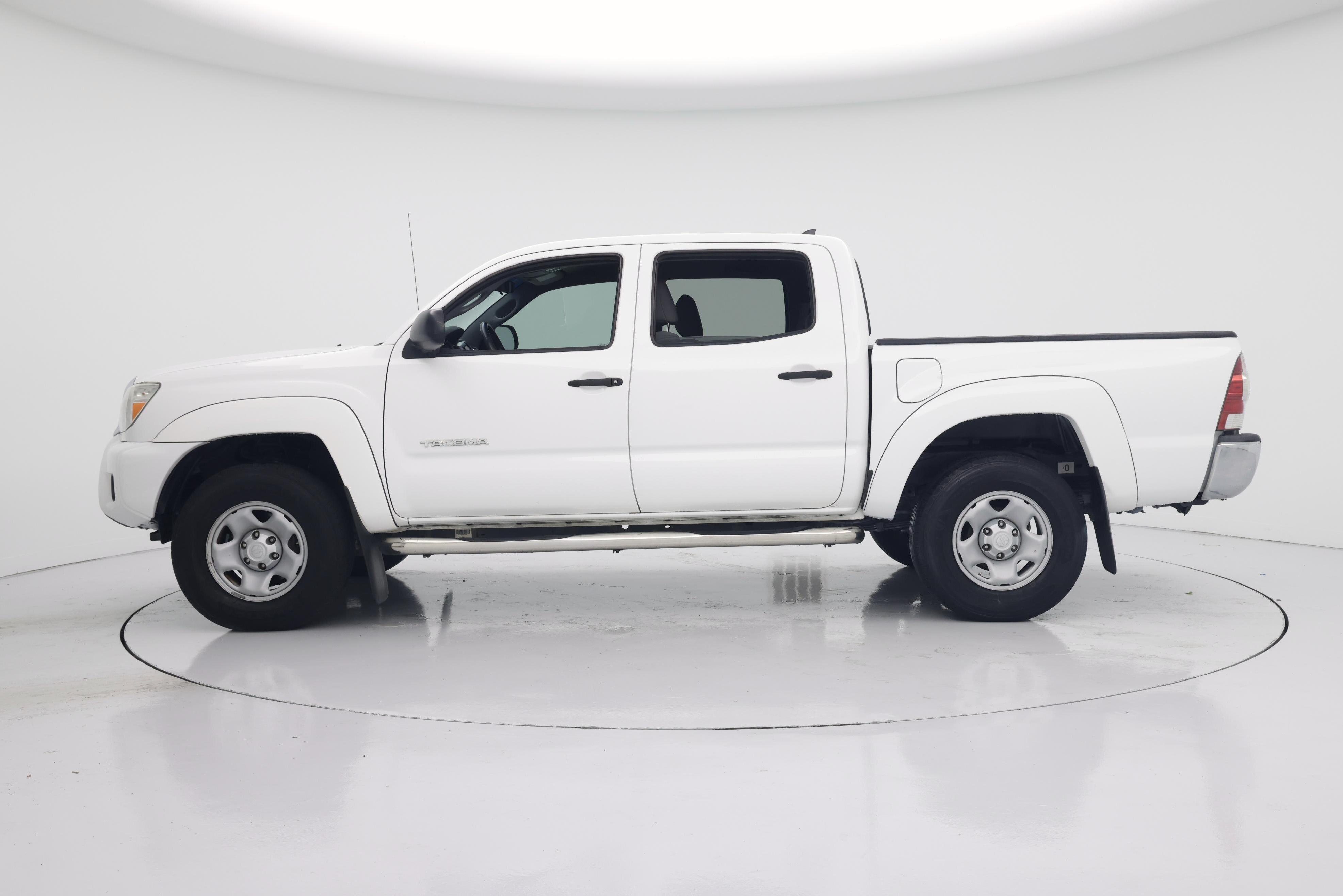 Thumbnail: 2015 Toyota Tacoma - 3