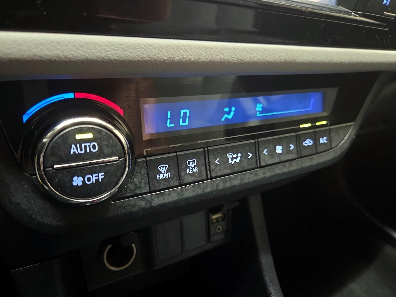 2016 Toyota Corolla LE - Photo 17