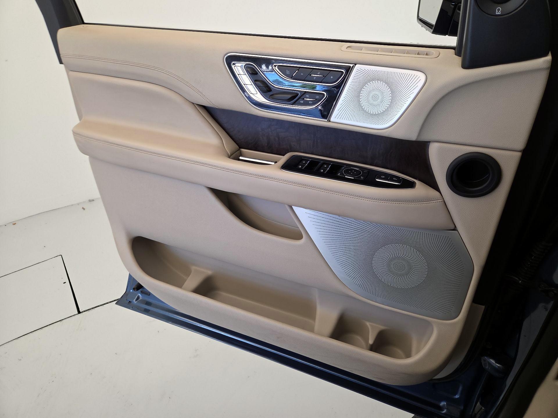 Thumbnail: 2018 Lincoln Navigator - 12